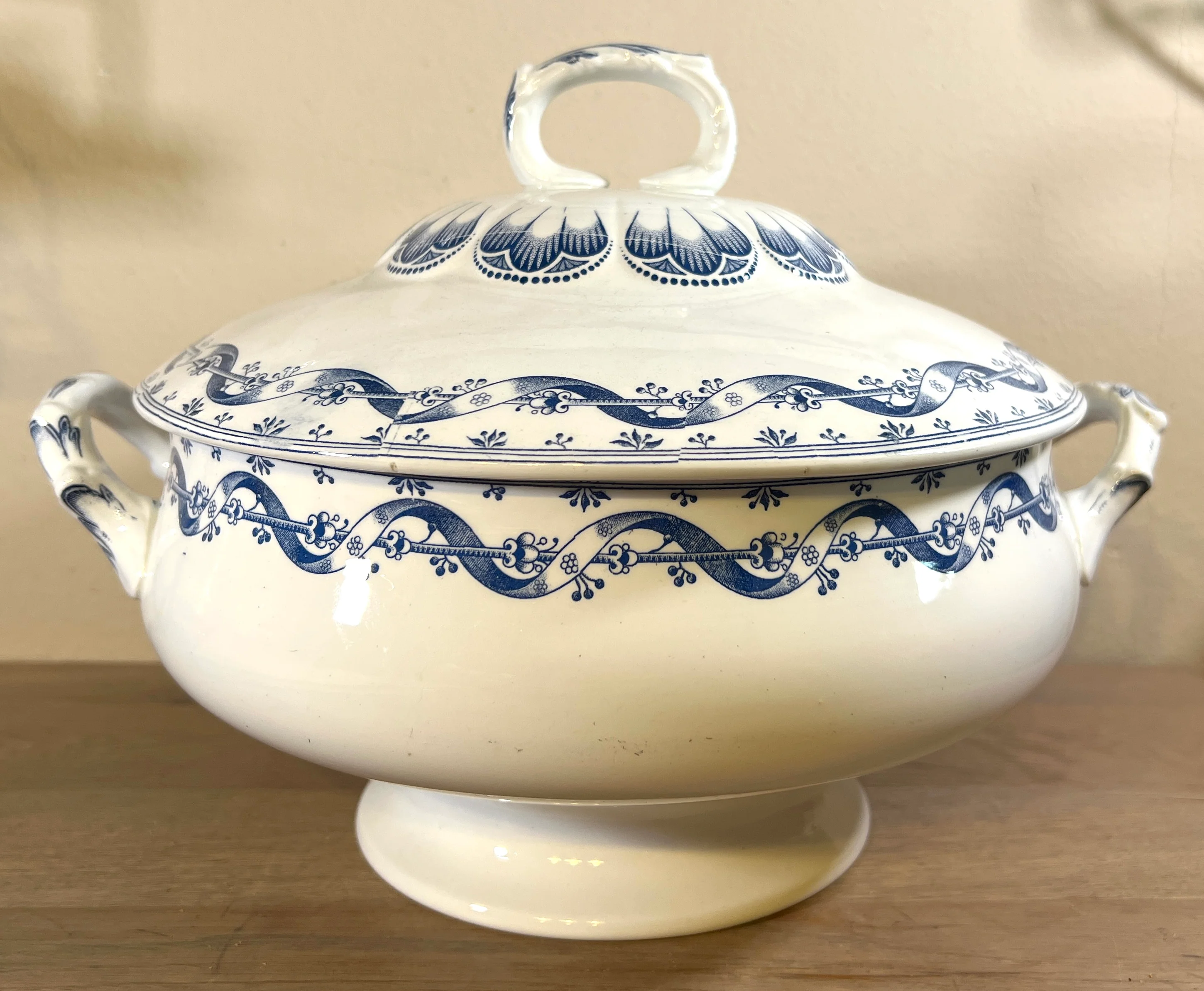 Terrine / Dekschaal – groot model – Boch – décor RUBAN uitgevoerd in blauw