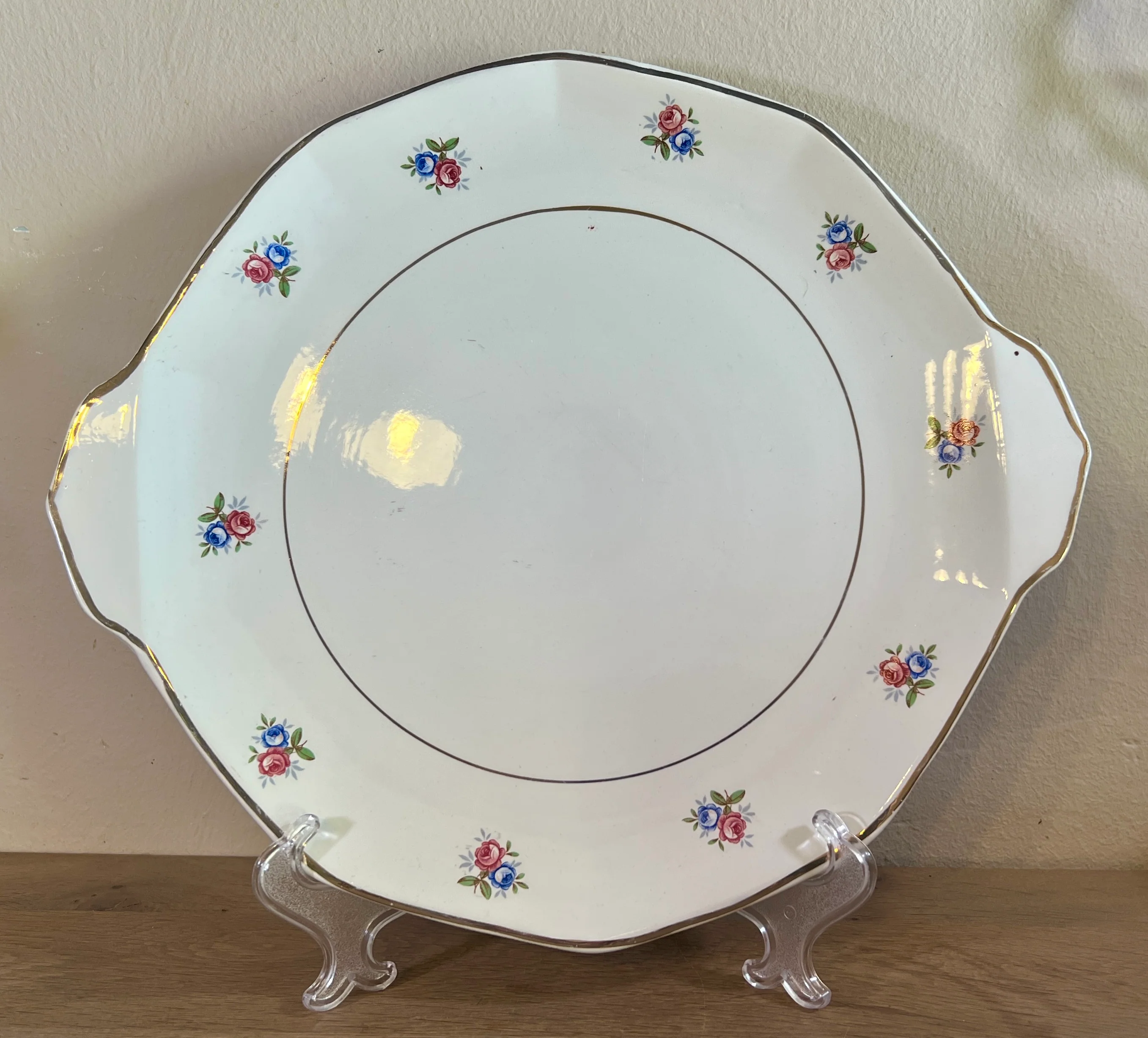 Taartschaal / Taartplateau – Sarreguemines Digoin – décor met kleine roosjes in roze en blauw