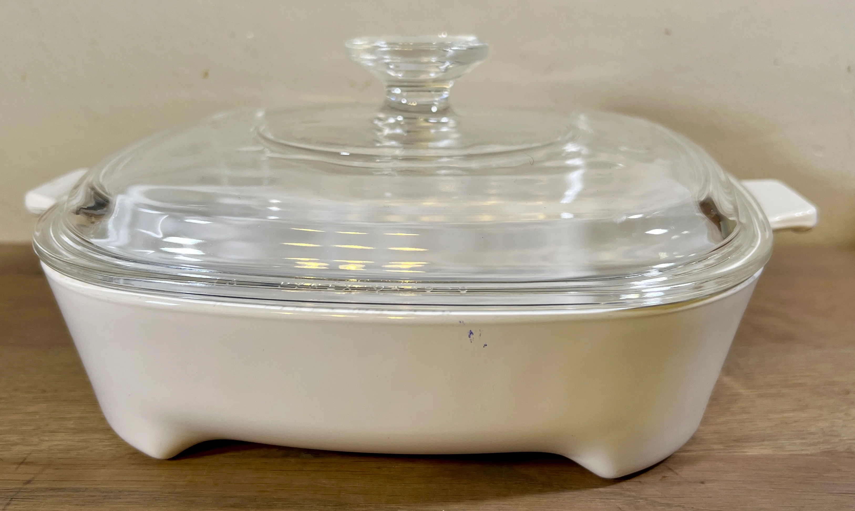 Ovenschaal – Corning Ware U.S.A – wit glazen, bijna vierkant, model met glazen deksel