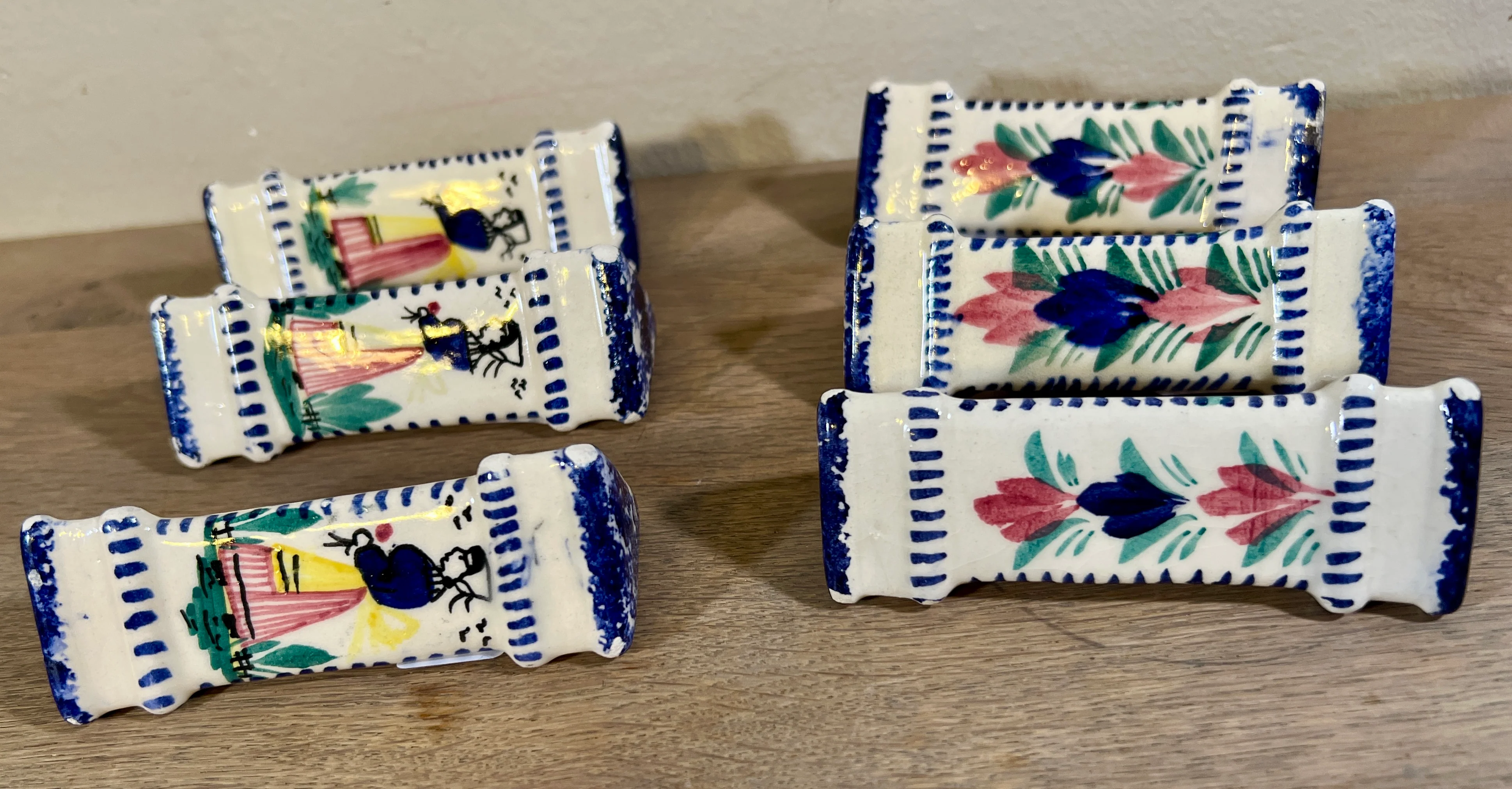 Messenlegger – Quimper – décor met bloemen aan één zijde en een boerin aan de andere zijde
