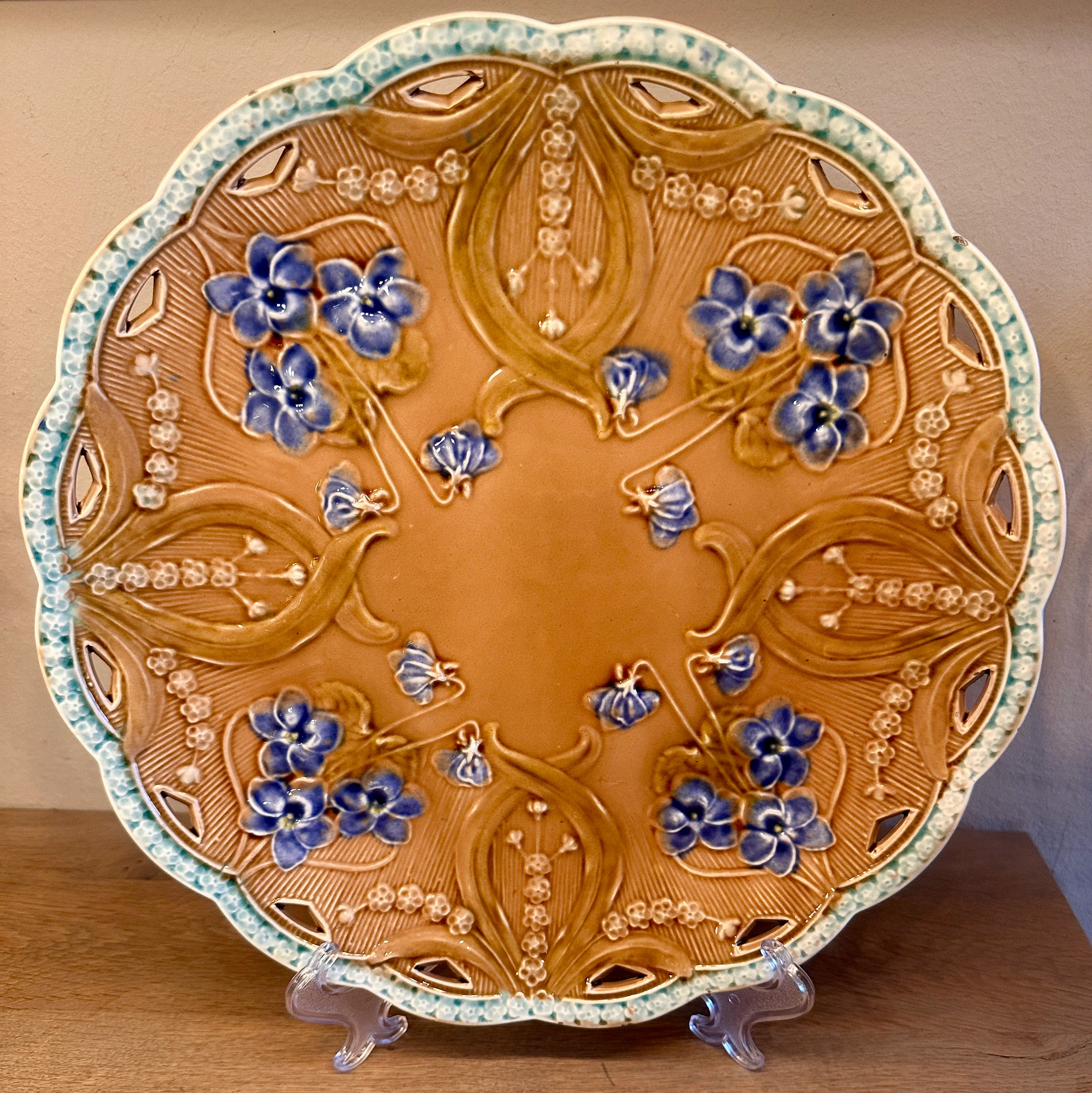 Schaal / Sierschaal – Faiencerie Villeroy & Boch – barbotine keramiek met florale decors in reliëf