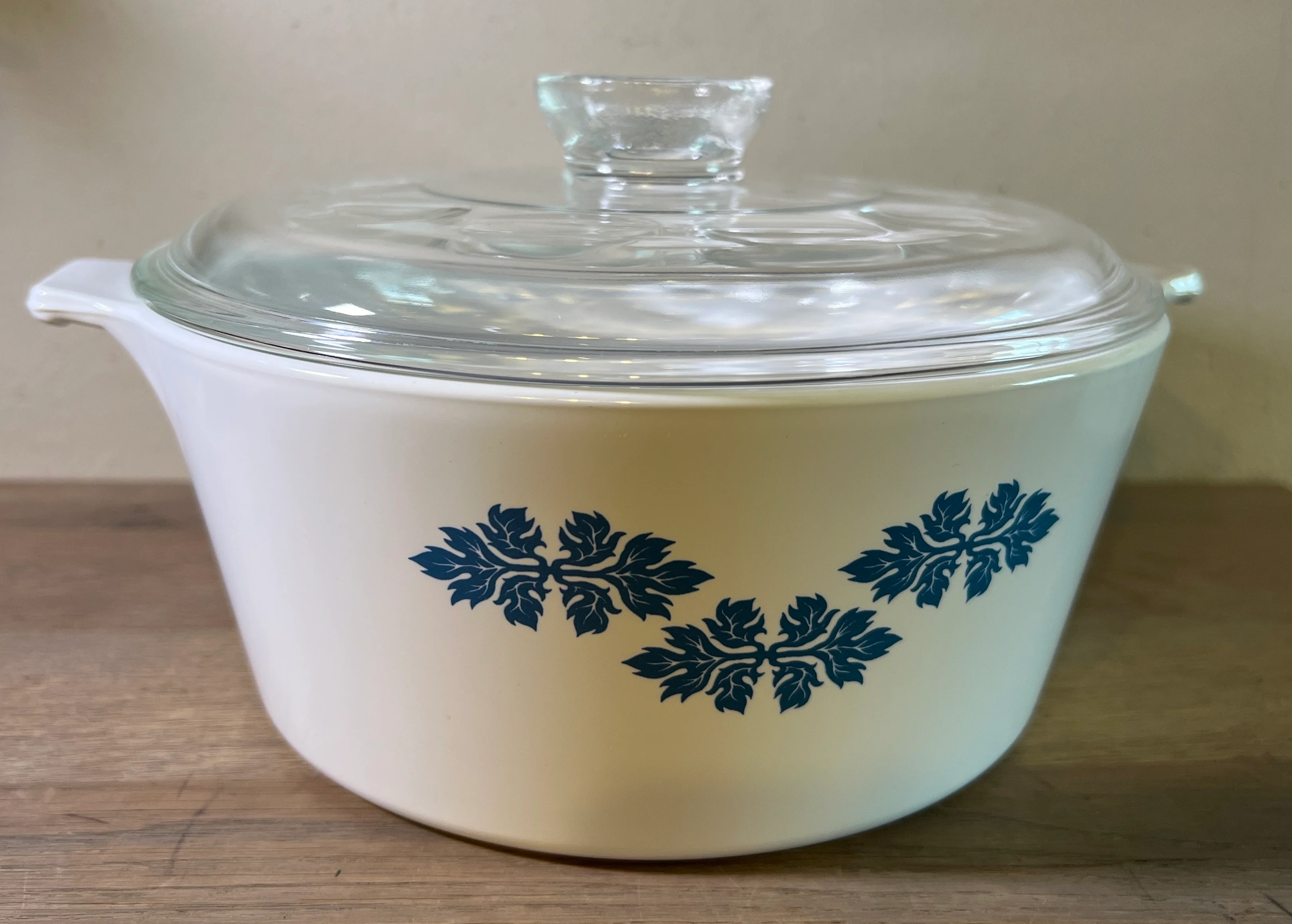 Dekschaal / Ovenschaal – Pyroflam Electro – rond model met glazen deksel en décor van blauwe bladeren/korenbloemen