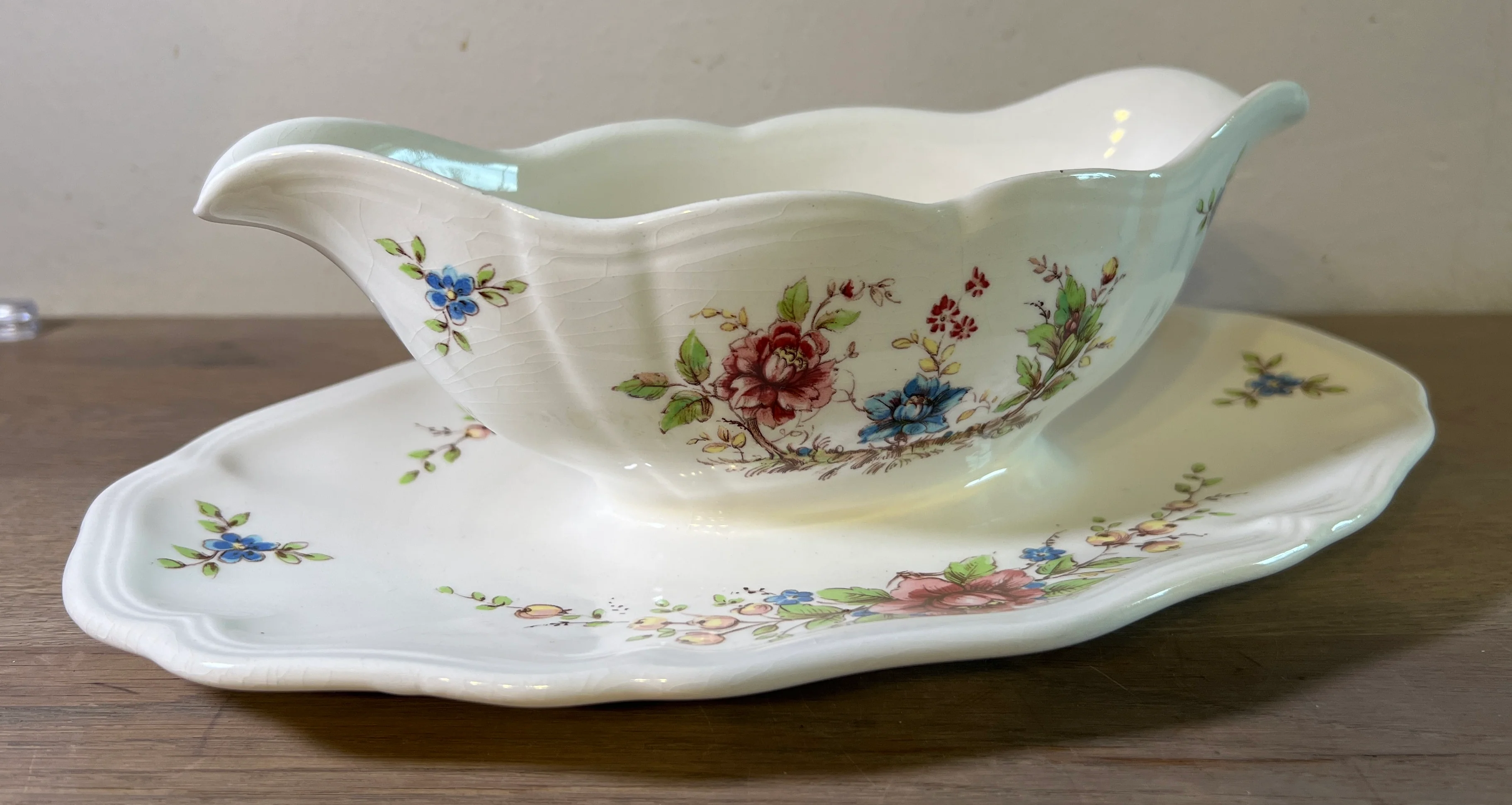 Juskom / Sauskom – Sarreguemines – décor EDEN uitgevoerd met fleurige bloemen