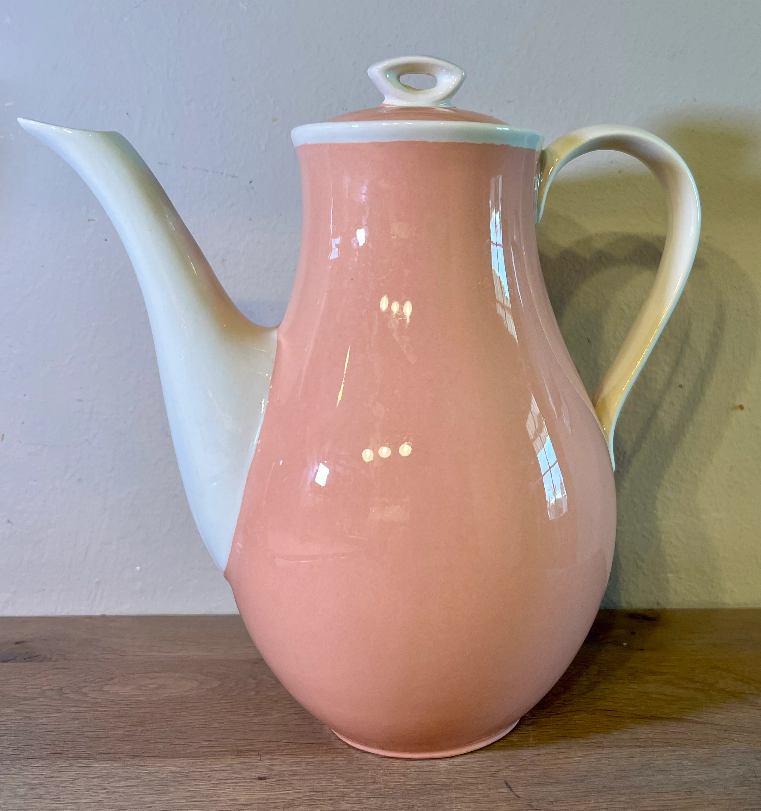 Koffiepot / Theepot – Boch Frères Keralux – vorm VERSAILLES – décor in zalmroze met crème gekleurde tuit en handgreep