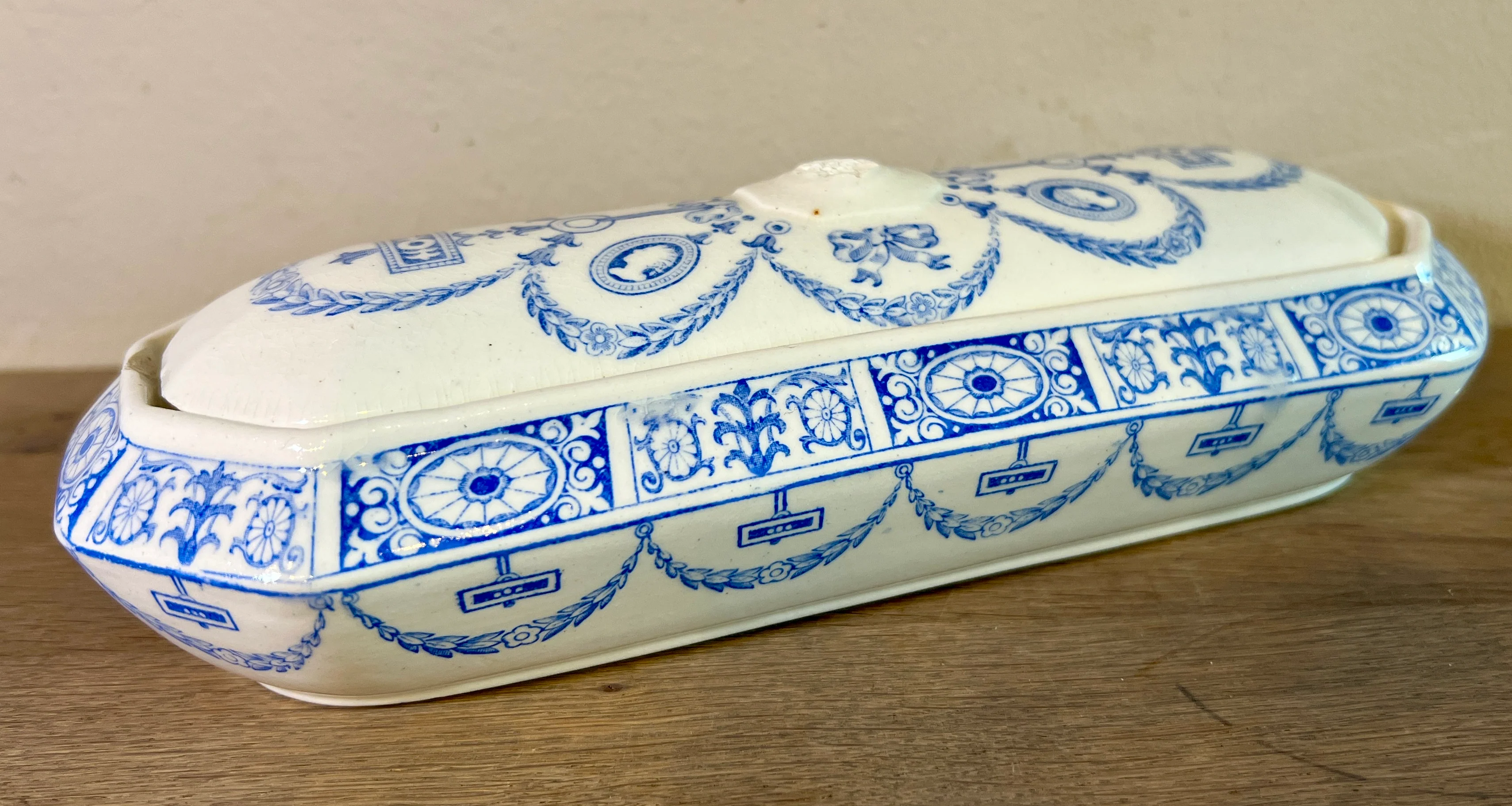 Kammenbak – blindmerk in wybervorm (Engels?) – décor in blauw met guirlandes