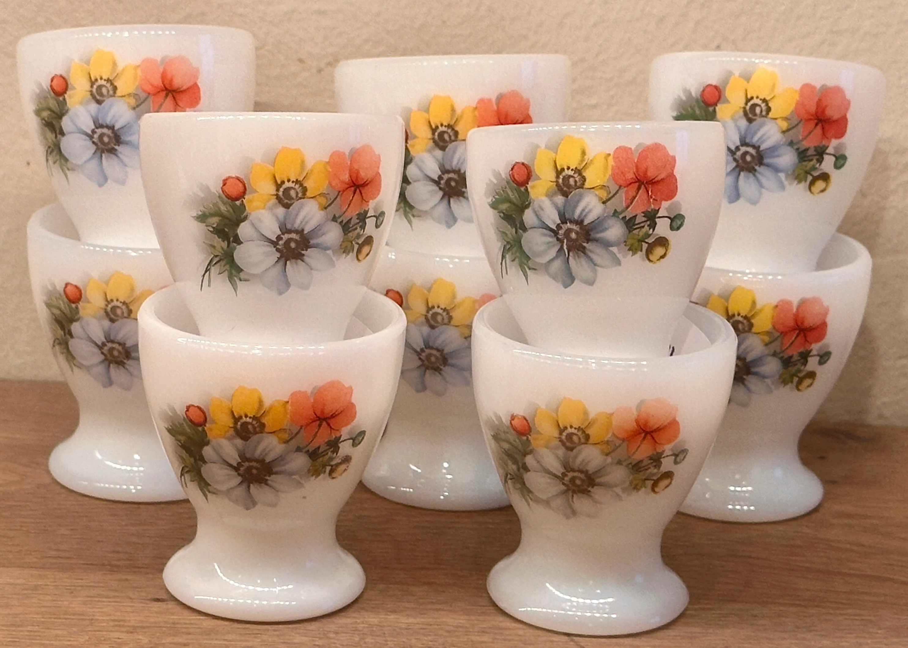 Eierdop – Arcopal – model ANÈMONES met décor van anemonen in geel, oranje en violet