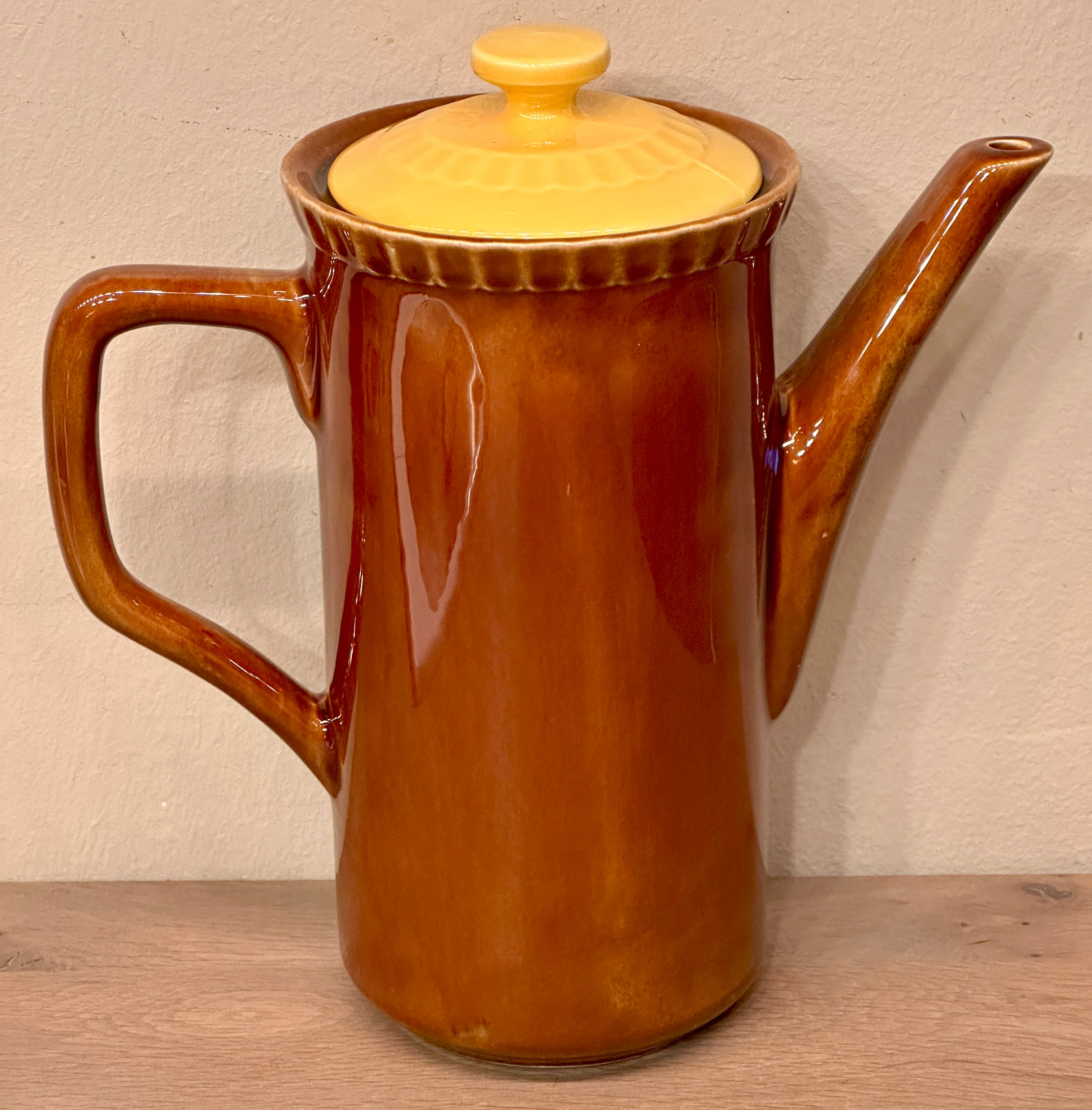 Koffiepot / Theepot – Digoin Sarreguemines France – uitgevoerd in bruin met een gele binnenzijde en reliëfrand