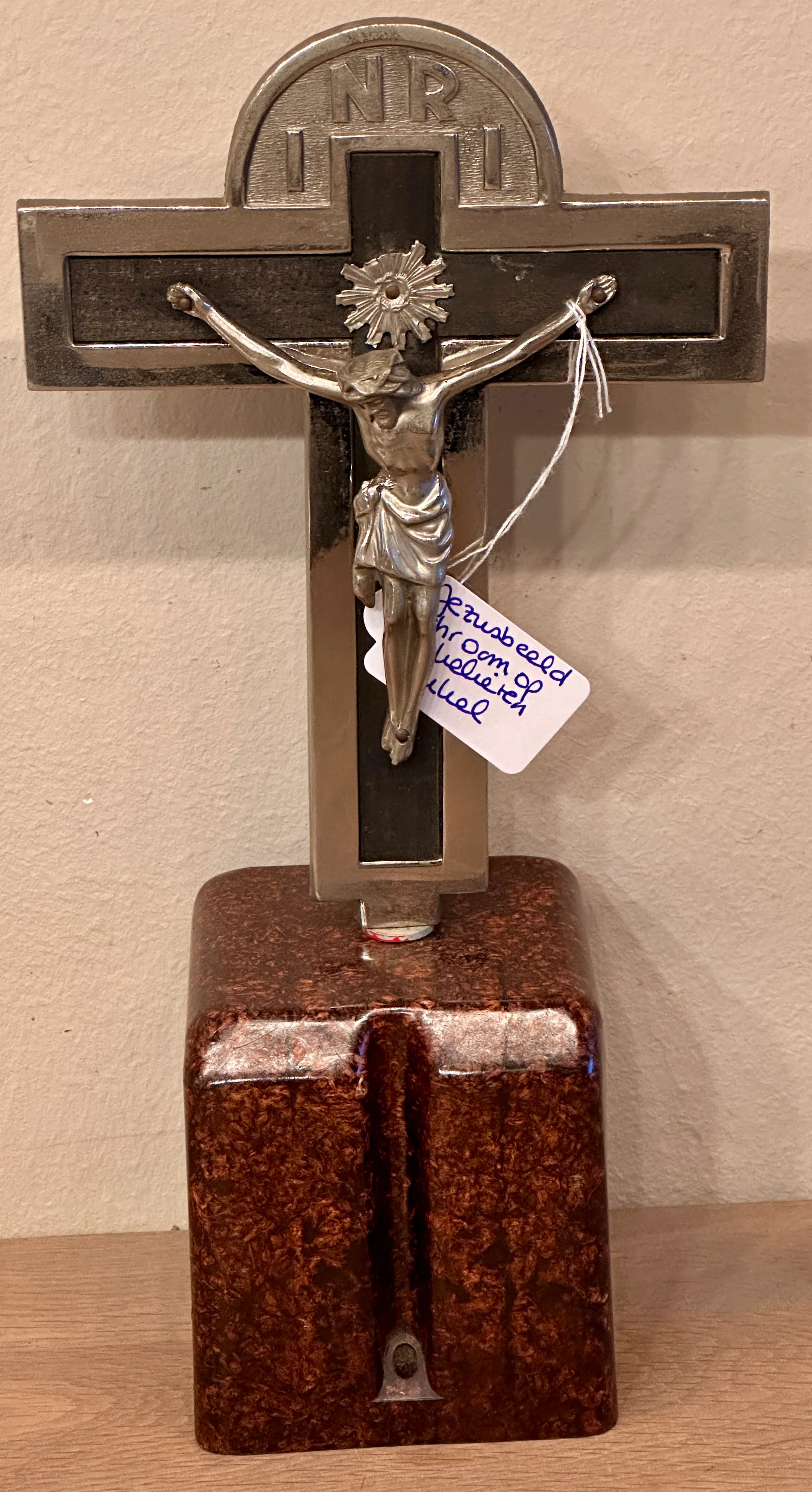 Jezusbeeld / Jezus aan het kruis – INRI – verchroomd model op bakelieten sokkel