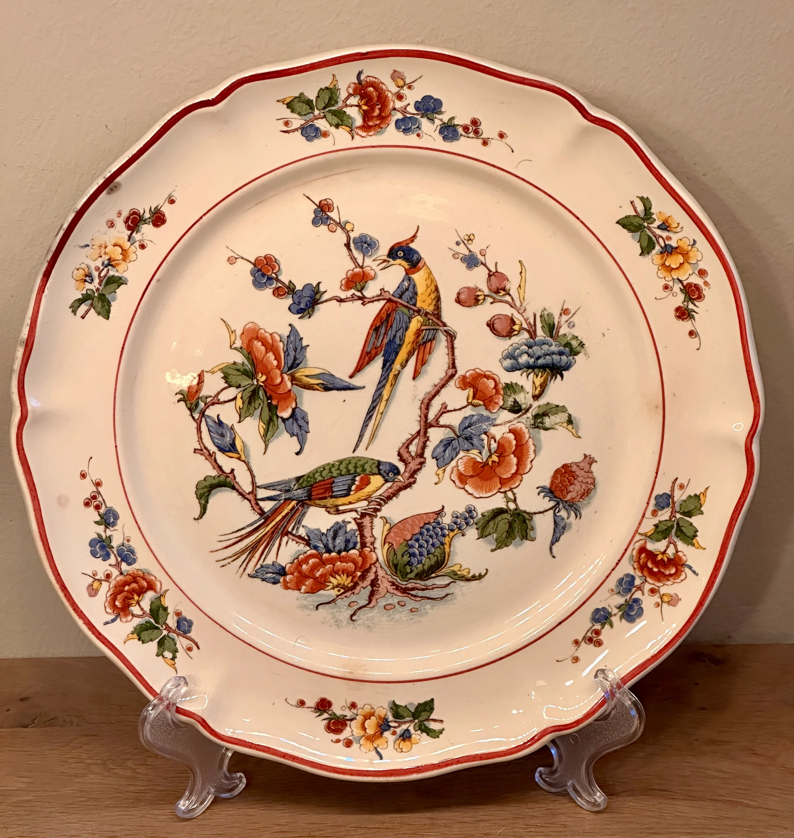 Bord / Sierbord – Villeroy & Boch Mettlach – décor PHOENIX van paradijsvogels – decornr. 1570 – uitgevoerd in rood, blauw, geel en groen met rode filetrand op geschulpte rand