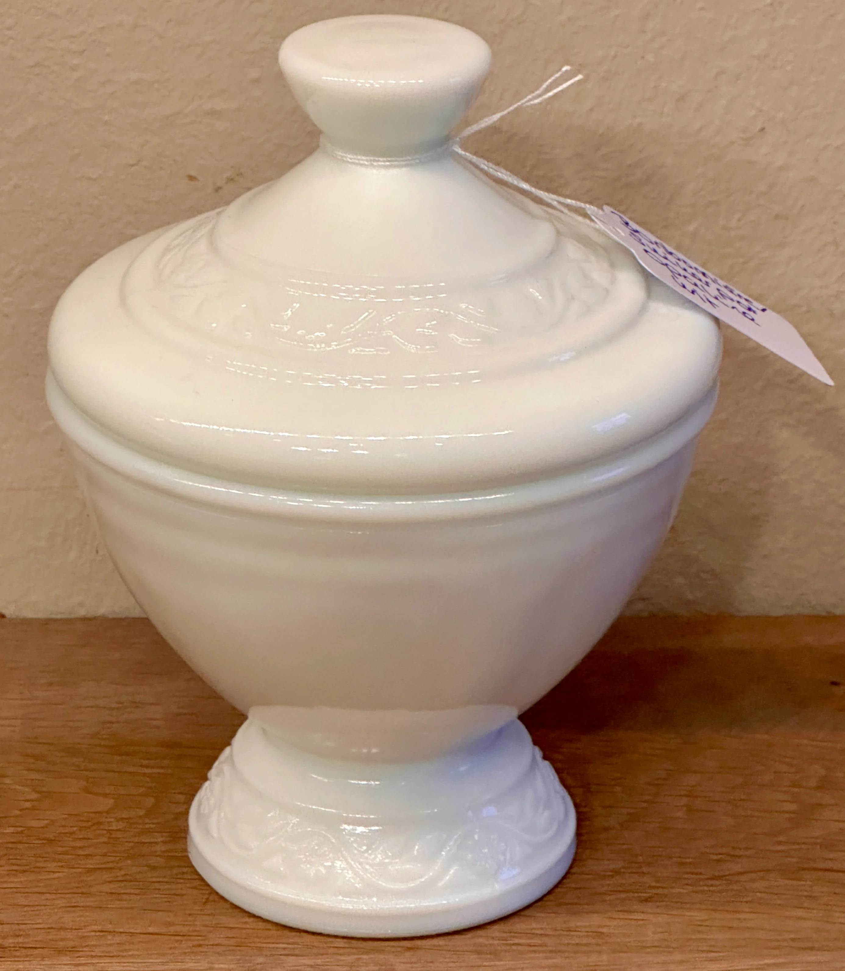 Suikerpot / Bonbonnière – ongemerkt – uitgevoerd in wit opaline glas met reliëf