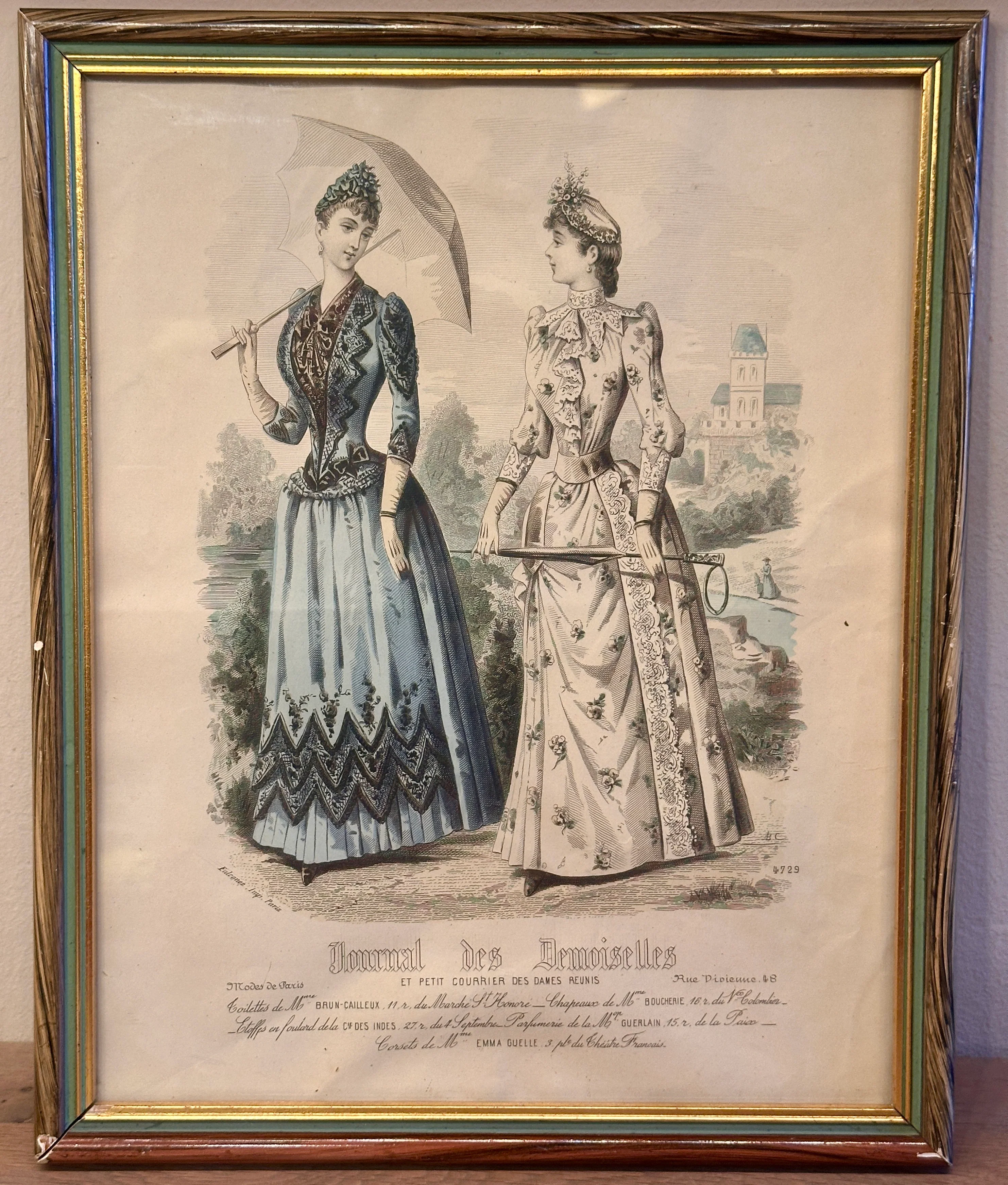 Originele plaat in lijst – Journal des Demoisselles – Modes de Paris, Rue Vivienne 48 – nummer 4729 Falconet Imp. Paris – 2 dames in Victoriaanse jurken