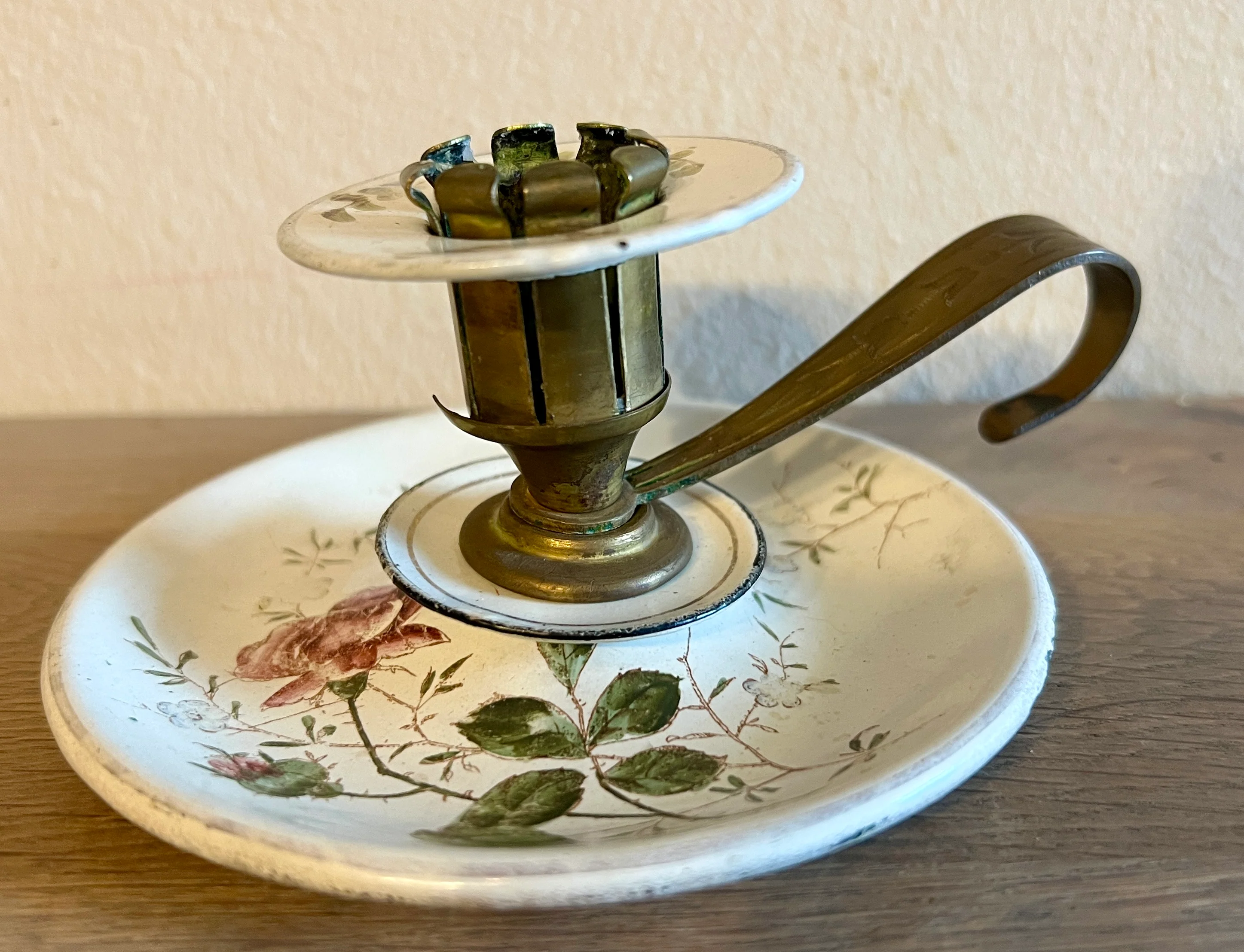 Kandelaar / Kaarsenhouder – ongemerkt – geemailleerd met messing delen en bloemdecoratie Kandelaar / Kaarsenhouder – ongemerkt – geemailleerd met messing delen en bloemdecoratie