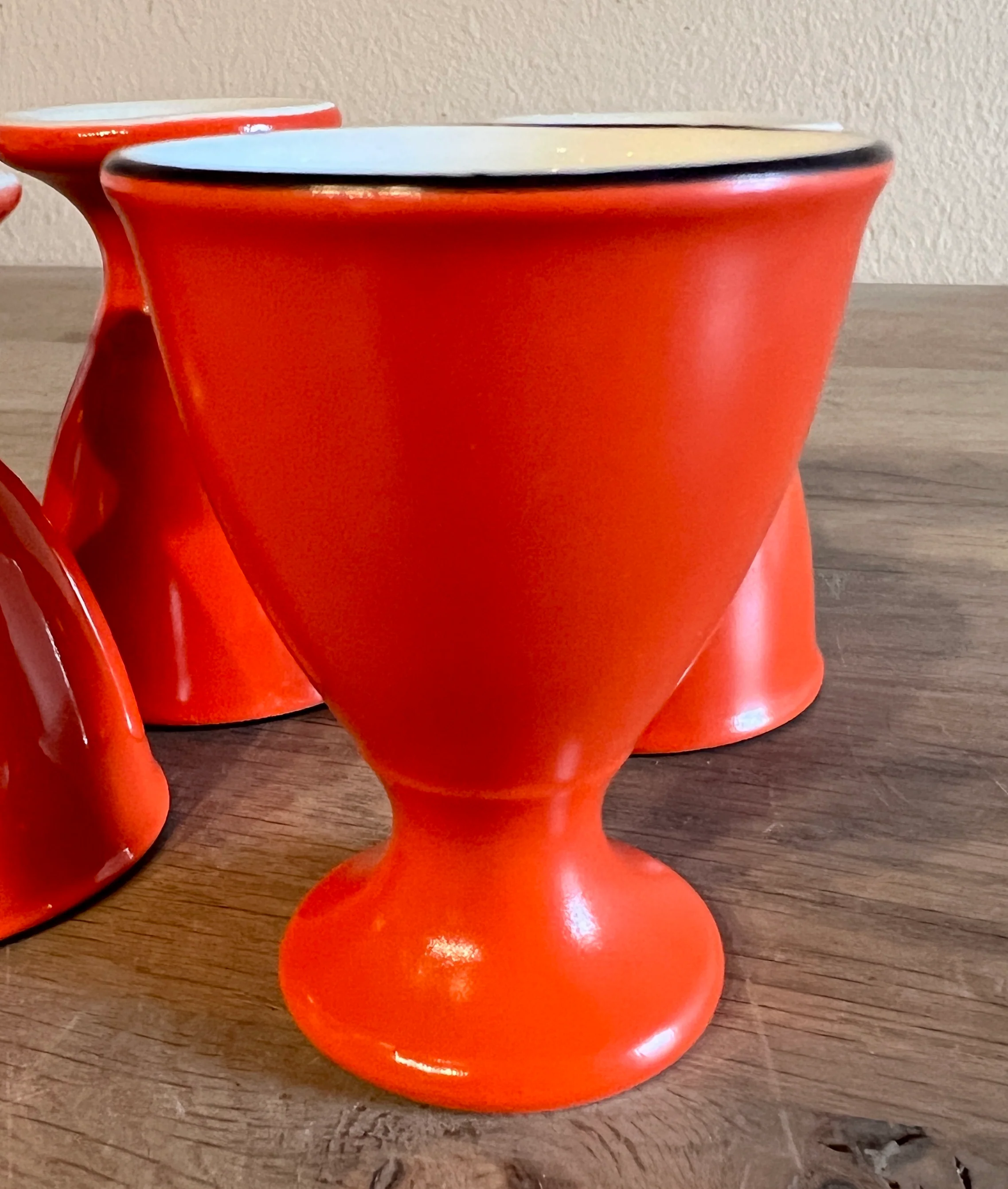 Eierdop – ongemerkt (waarschijnlijk Petrus Regout) – uitgevoerd in rood met wit gekleurde binnenzijde