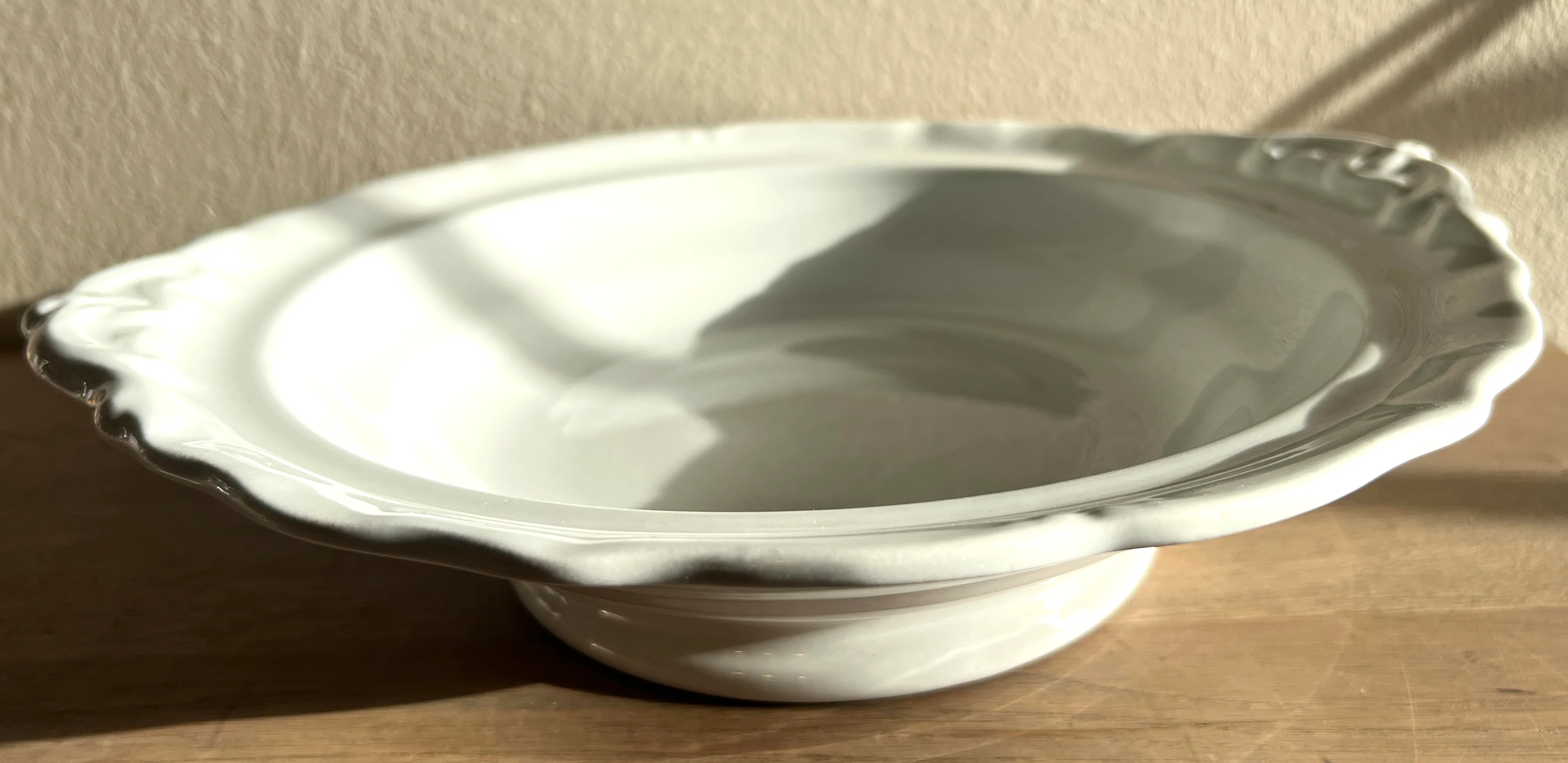 Schaal – laag model – Petrus Regout – model WELLINGTON in wit aardewerk met handgrepen