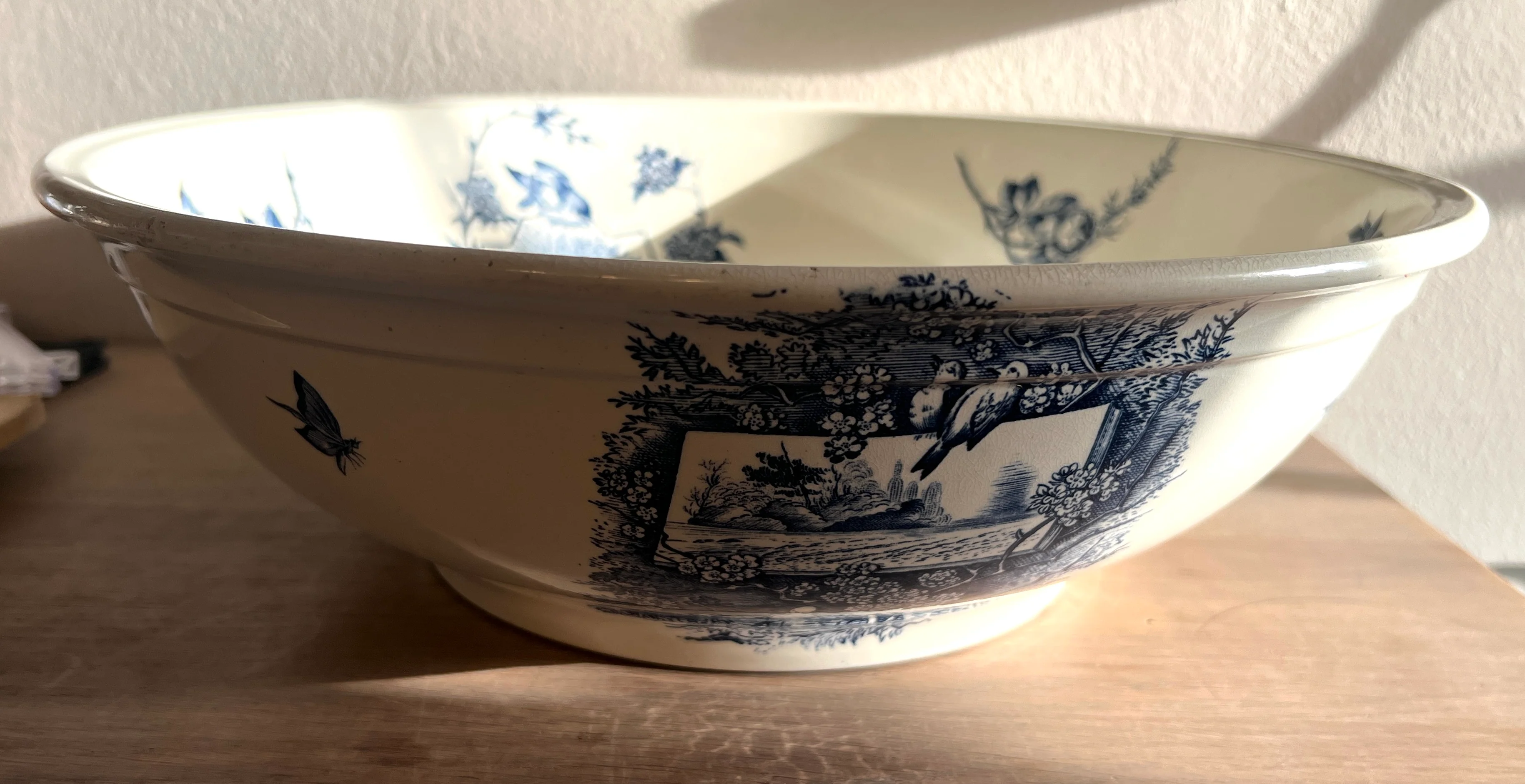 Waskom/ Lampetbak – B.F.K (Boch Frères Keramis) – décor BUISSON uitgevoerd in donkerblauw Waskom/ Lampetbak – B.F.K (Boch Frères Keramis) – décor BUISSON uitgevoerd in donkerblauw