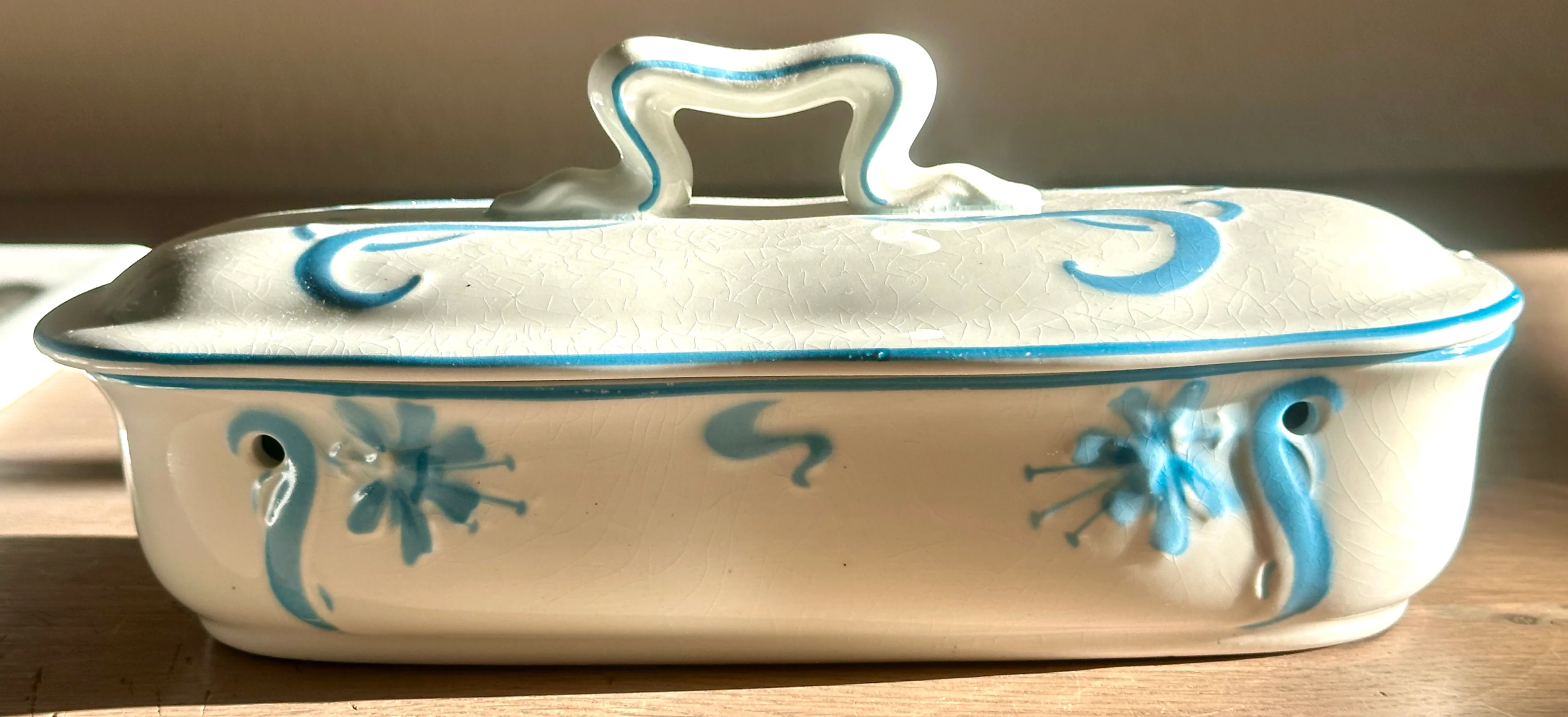 Kammenbak – Societe Ceramique Maestricht – model OCTOGONE – décor in relief, ingekleurd azuurblauw