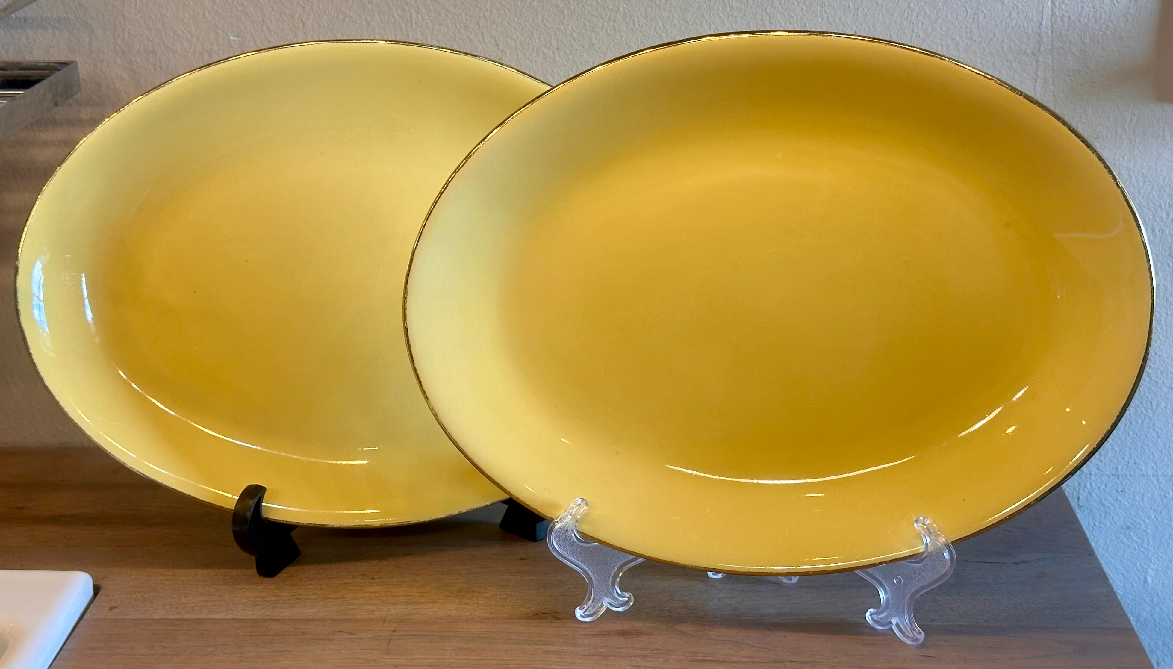 Schaal / Bord – ovaal, laag, model – Keralux Boch Freres – model VERSAILLES (1956-1958) – uitgevoerd in okergele kleur
