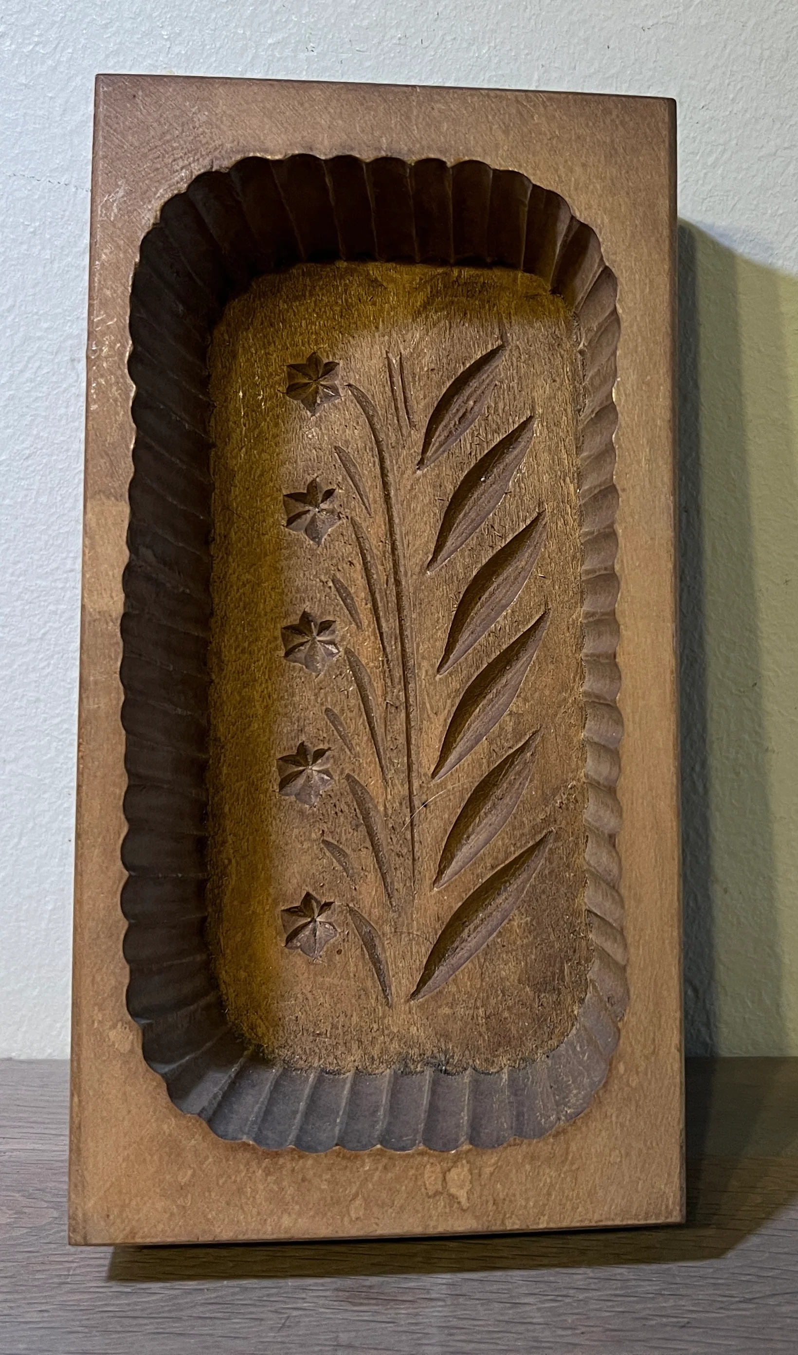 Botervorm – lager houten model – afbeelding van een bloem in de bodem