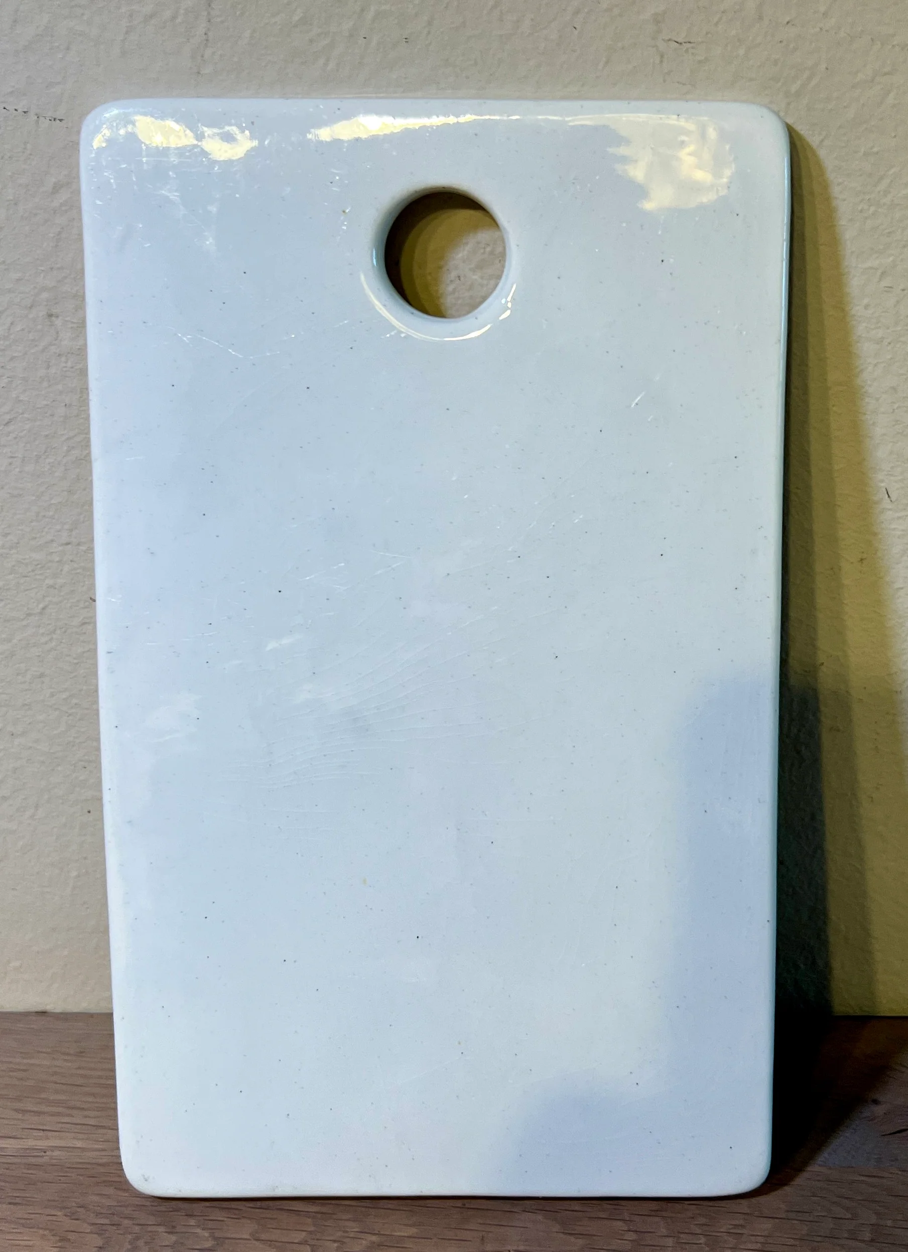 Snijplank / Boterhamplank – ongemerkt (Boch?) – decor in geheel wit aardewerk