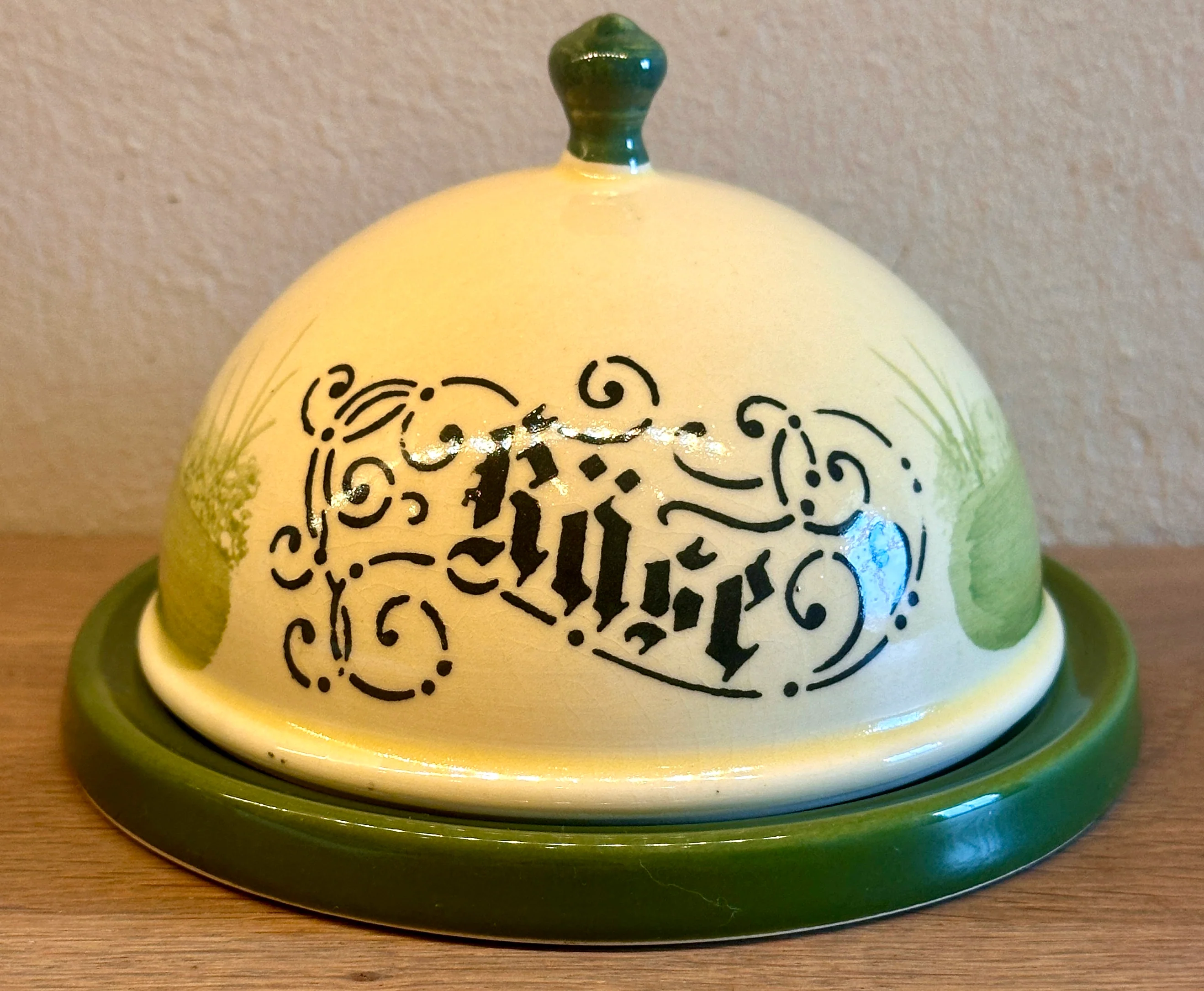 Kaasstolp – klein model – Zeller faience Germany (ouder stempel) – decor Hahn & Henne (Rooster & Hen) met opschrift KÄSE- handbeschilderd