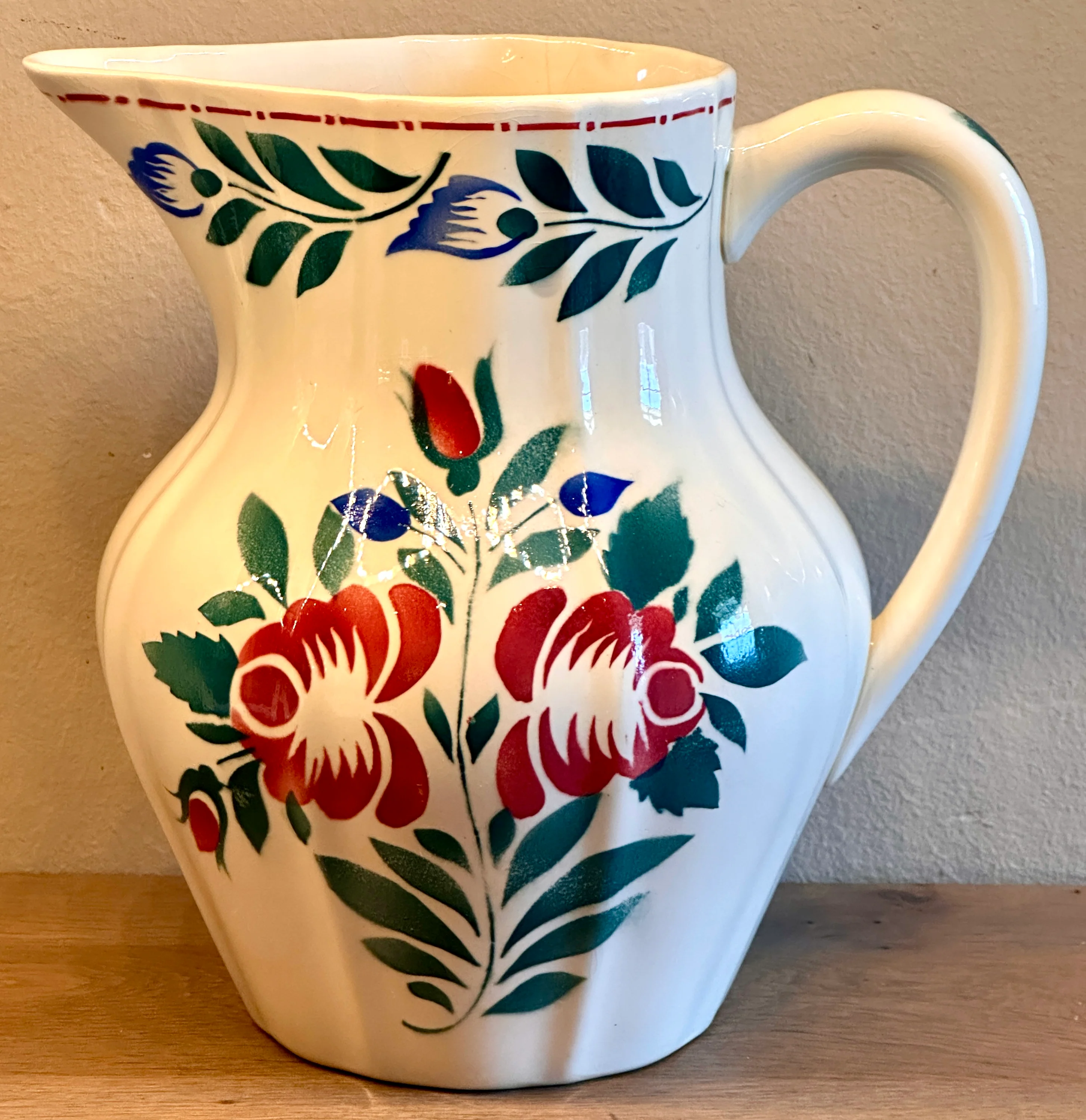 Kan / Waterkan / Bierkan – Boch – model OSTENDE – decor 1533 – boerenbont met rode bloemen