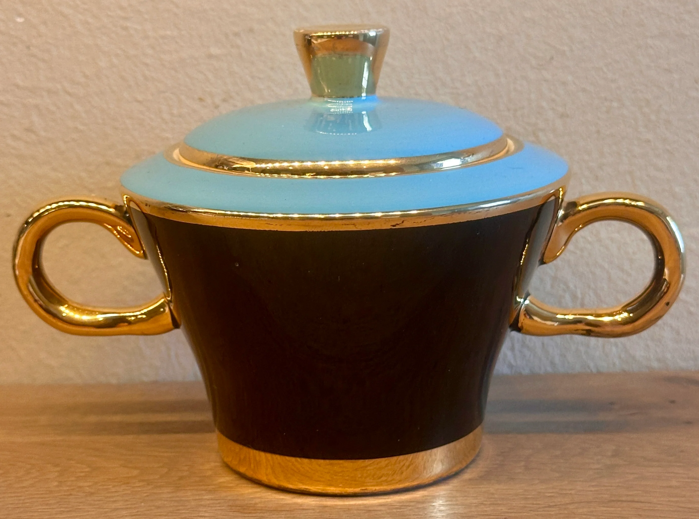 Suikerpot – ongemerkt – uitgevoerd in zwart en azuurblauw met goudgekleurde biesjes