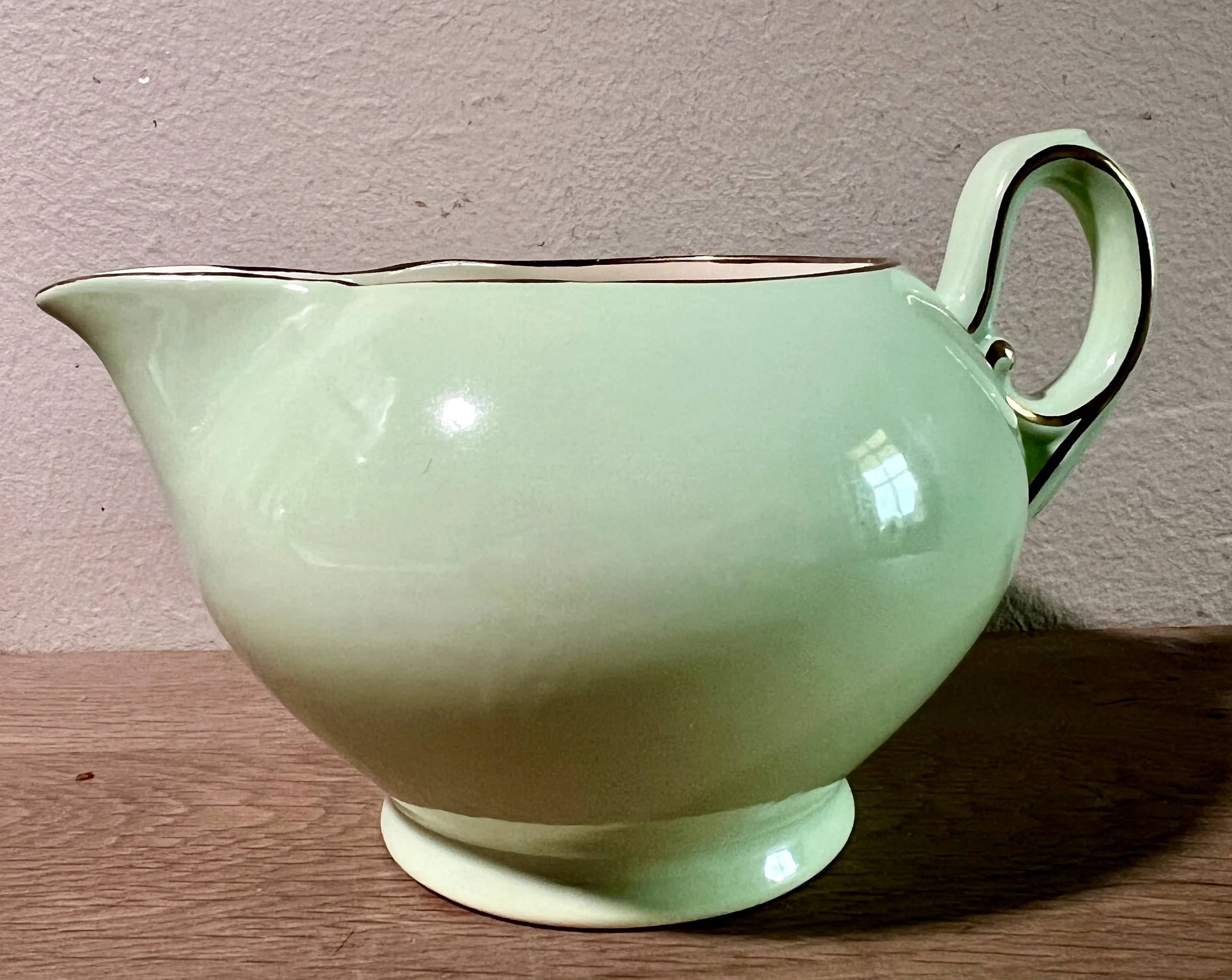 Melkkan – Mosa (3 bogen = circa jaren 1960) – decor in pastelgroen met goudkleurig biesje