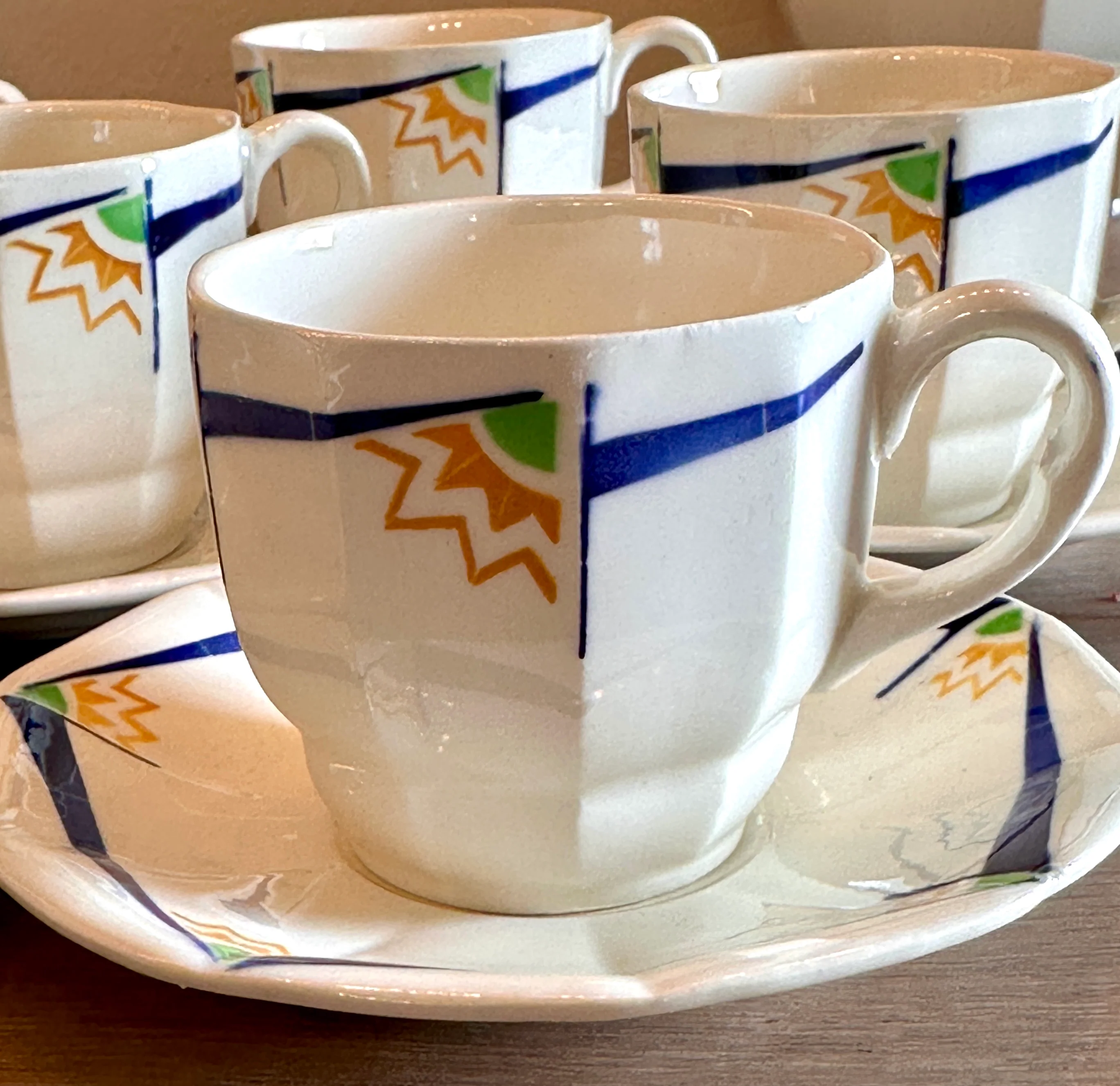 Kop en schotel – Boch B.F.K – vorm BRUXELLES-A-PANS – uitgevoerd met geometrische figuren in blauw, groen, geel-oranje