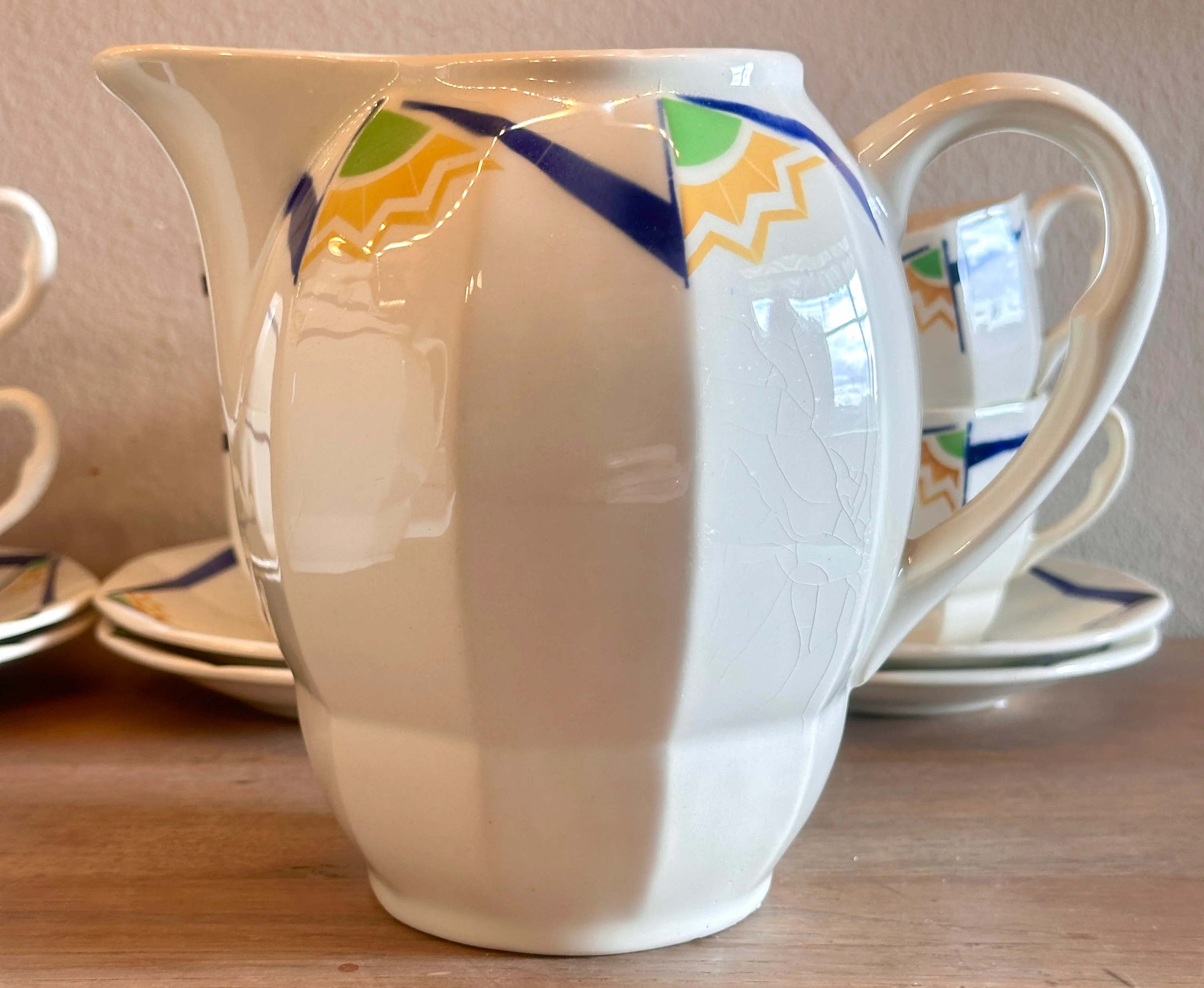 Melkkan – groot model – Boch B.F.K – vorm BRUXELLES-A-PANS – uitgevoerd met geometrische figuren in blauw, groen, geel-oranje