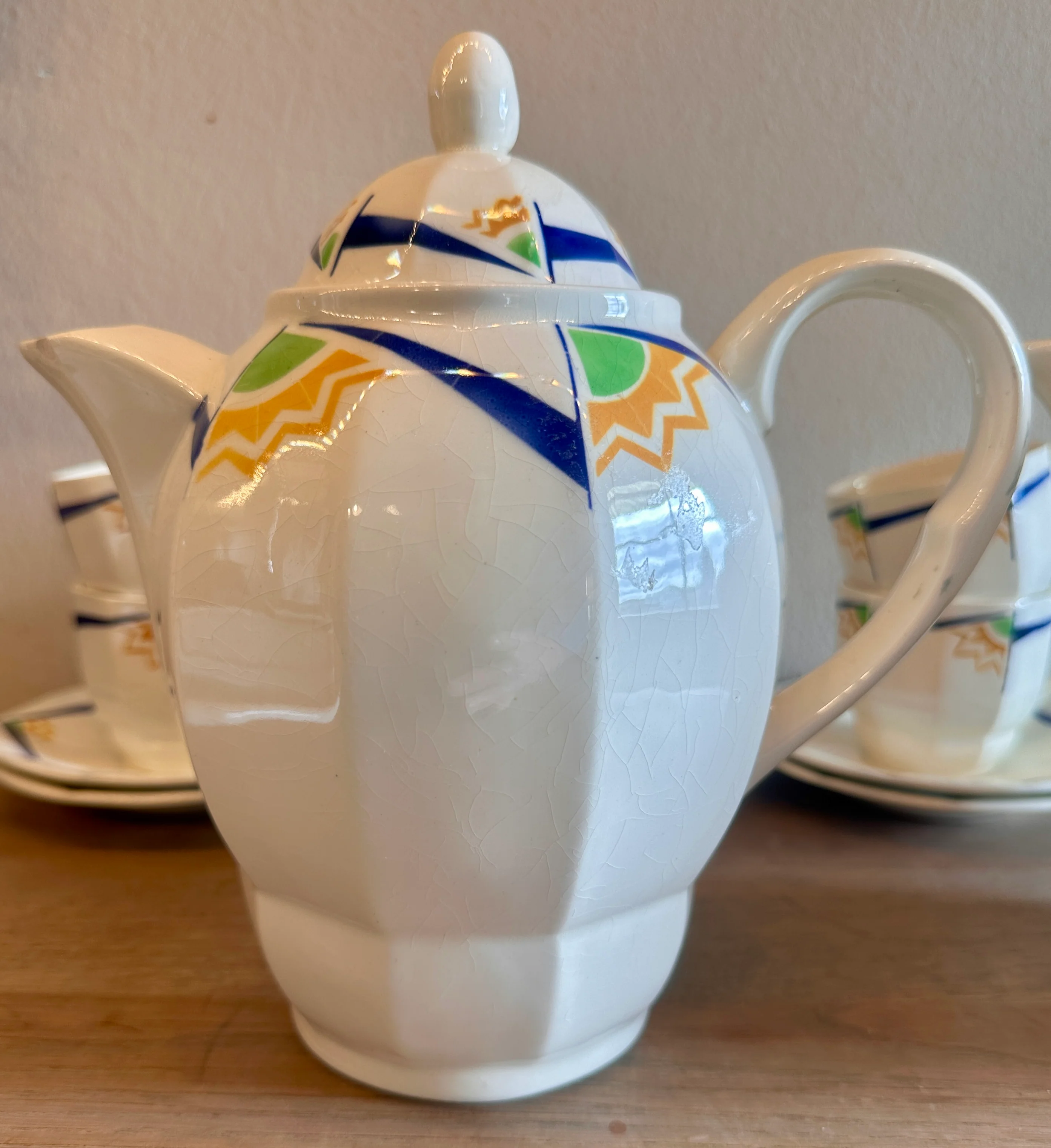 Koffiepot – Boch B.F.K – vorm BRUXELLES-A-PANS – uitgevoerd met geometrische figuren in blauw, groen, geel-oranje