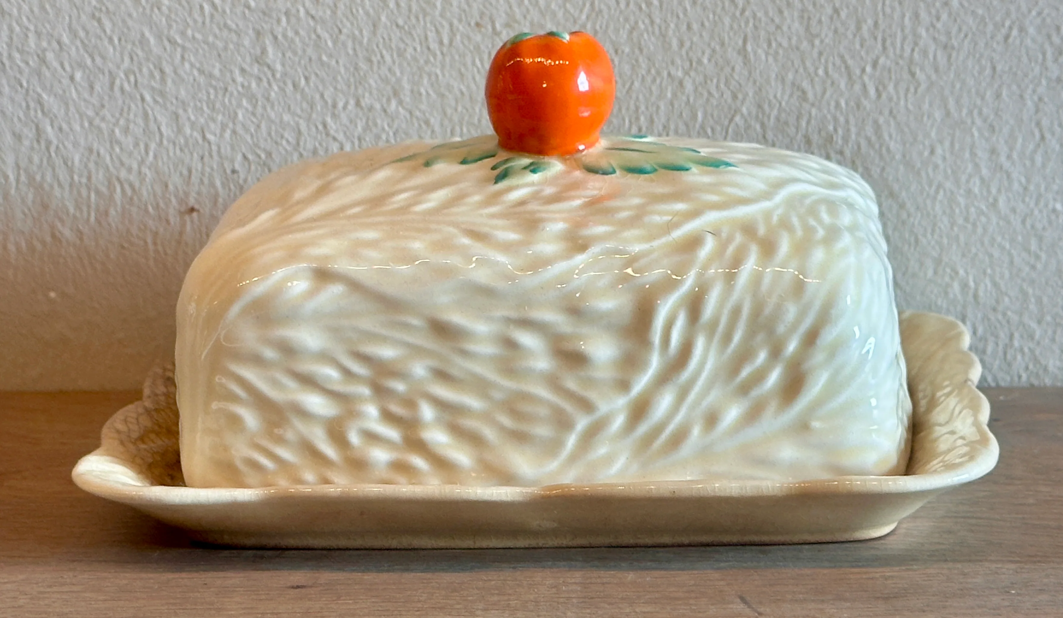 Botervloot – Beswick Ware – Made in England – uitgevoerd in geel met, wat lijkt op een tomaat, als knop
