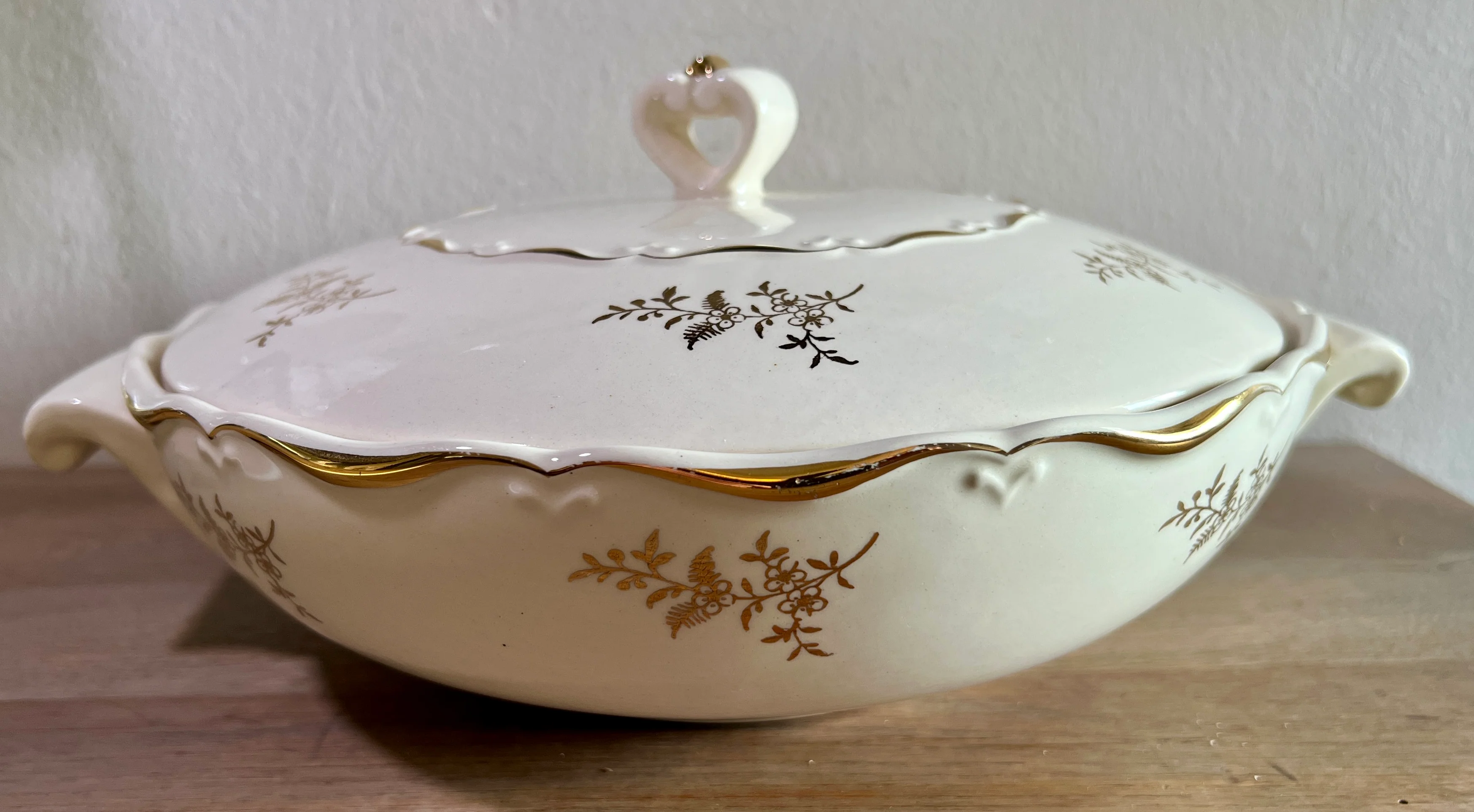 Dekschaal / Terrine – ongemerkt maar Boch – decor FRANCOISE met goudkleurige takken/bloemetjes