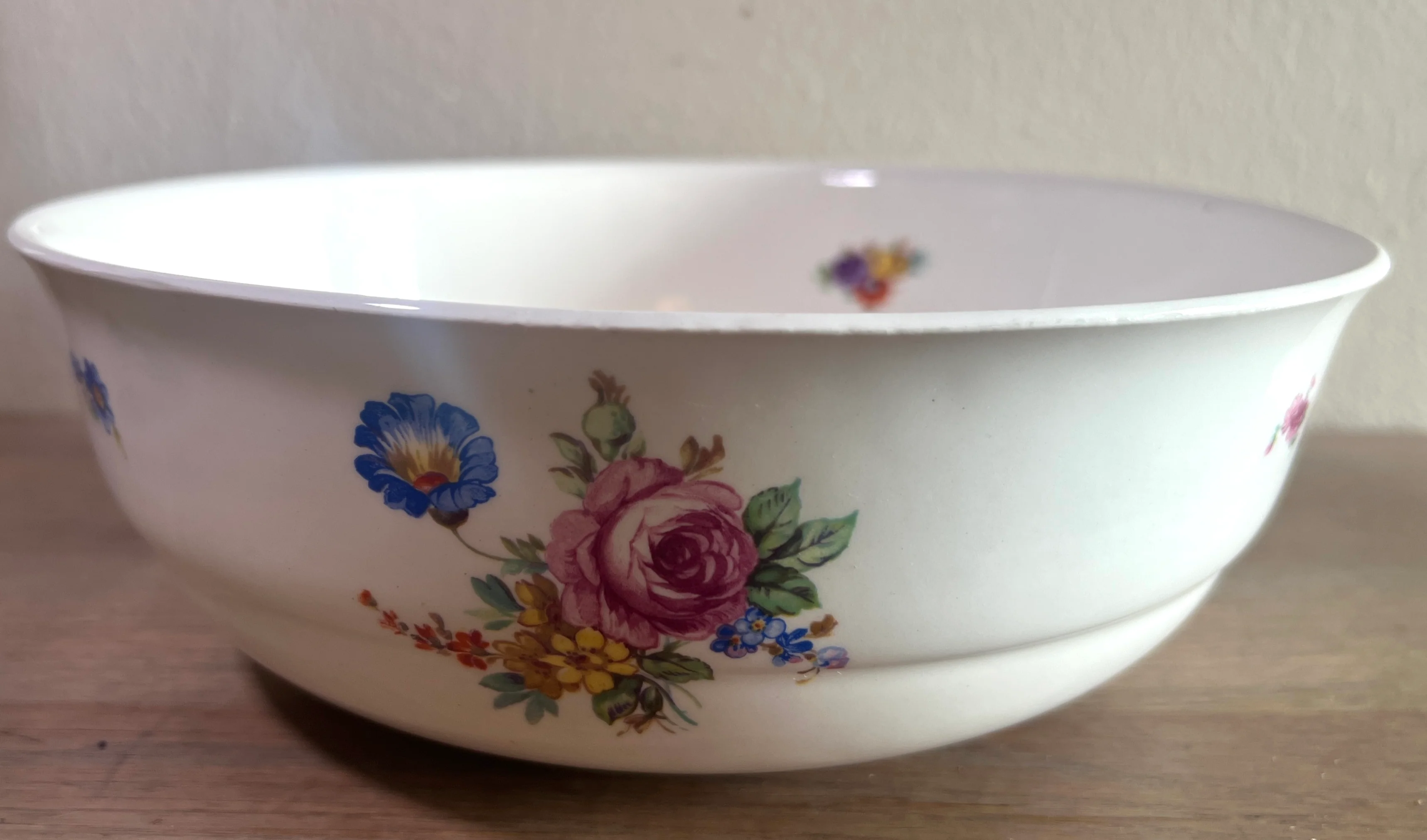 Saladeschaal / Aardappelschaal – Petrus Regout – model BOUDEWIJN – decor met pioenroos in roze en blauwe bloem