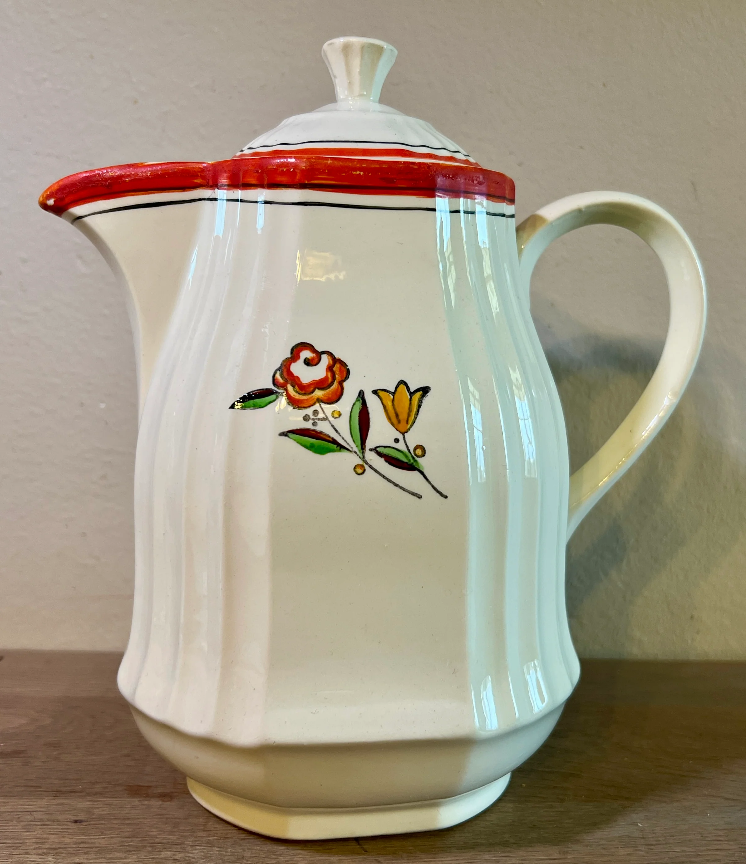 Koffiepot / Koffiekan – Boch Freres – uitgevoerd in decor met bloemetjes en oranjekleurige accenten