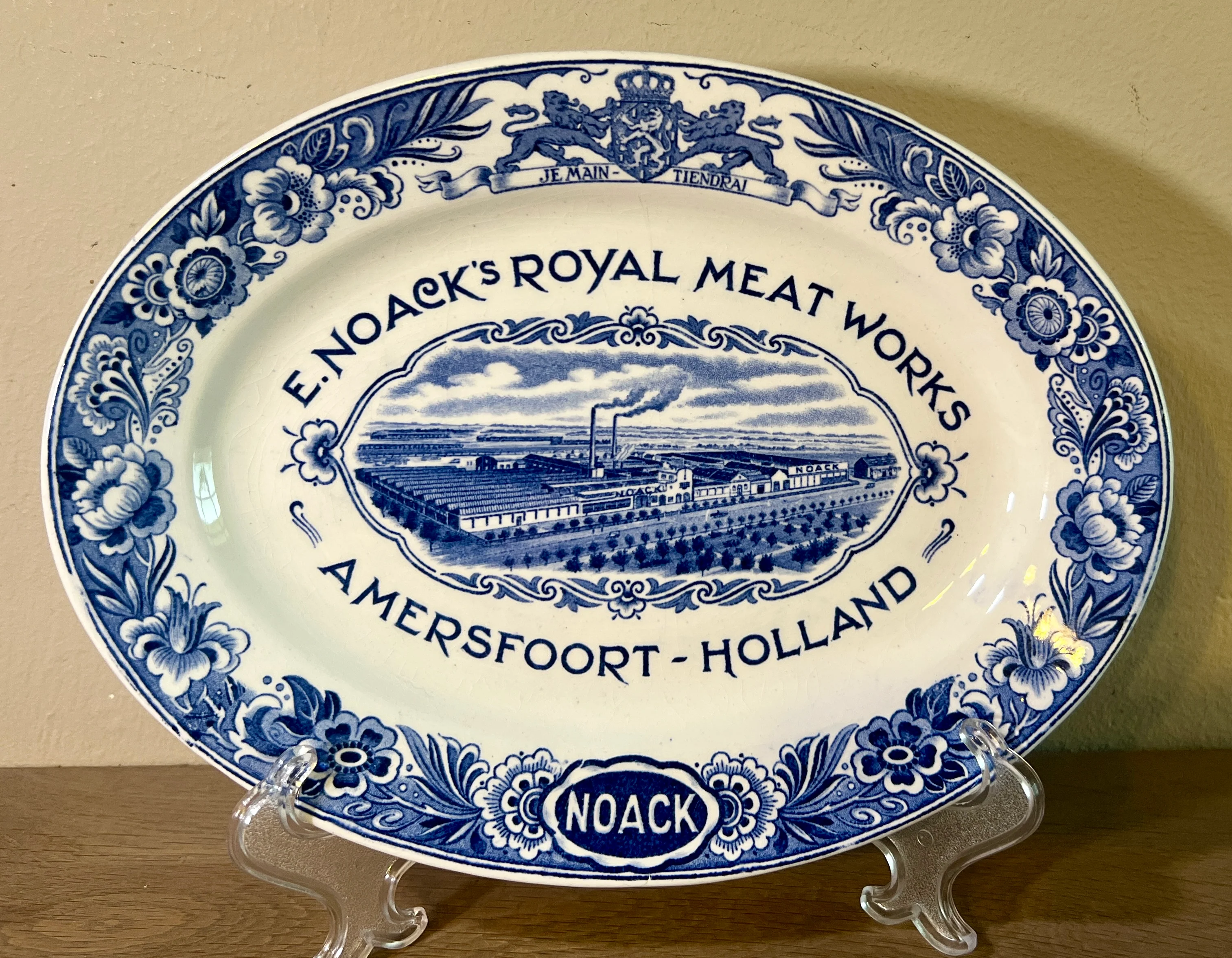 Advertentieschaal / Schaal – ovaal model – Société Céramique Maestricht – blauw-wit décor met opschrift ‘E. Noack’s Royal Meat Works Amersfoort Holland’