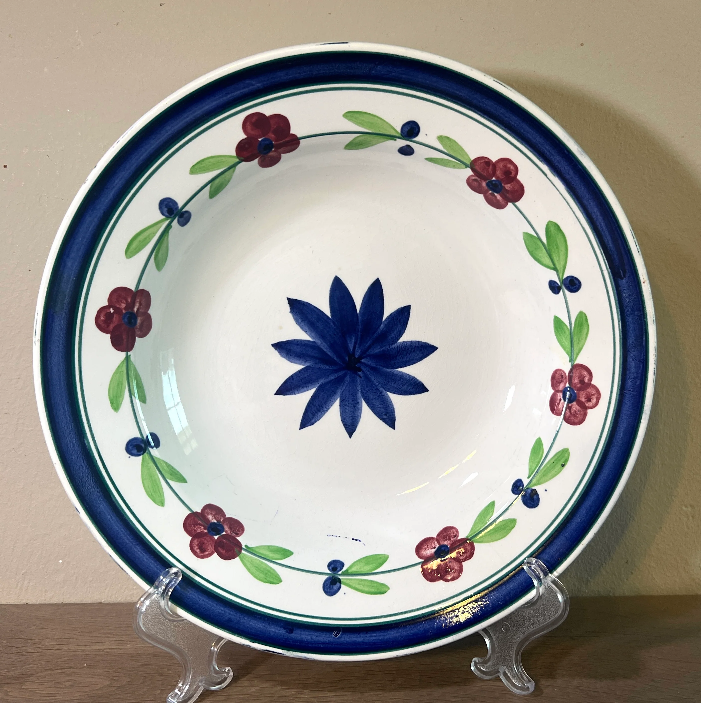 Diep bord / Soepbord / Pastabord – Societe Ceramique Maestricht – decor BOERENBONT met bloemenrand en een grote blauwe bloem in het midden