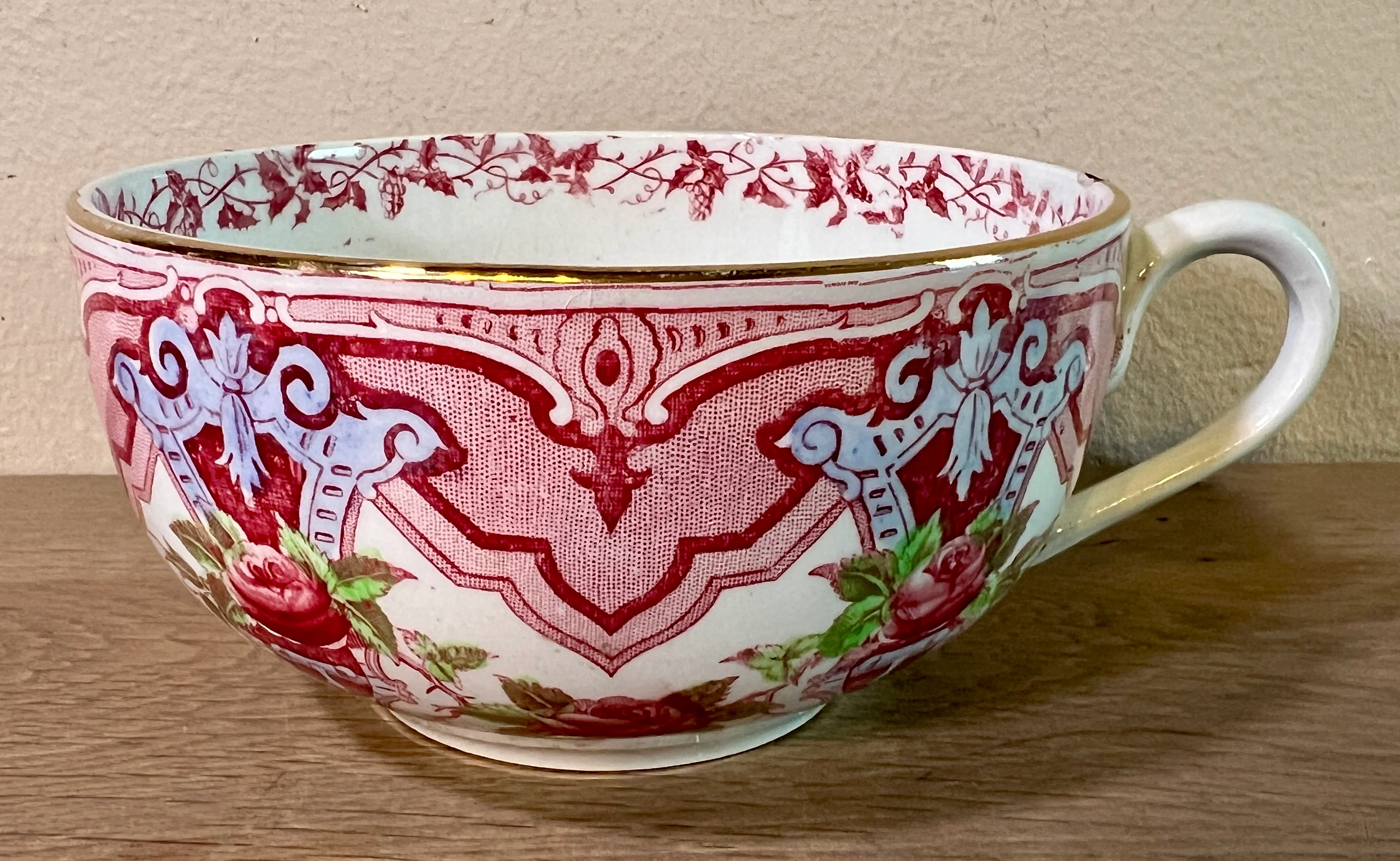Kop – groter formaat – niet gemerkt maar Sarreguemines – decor met rozen en rode figuren – zgn. Rose Chintz