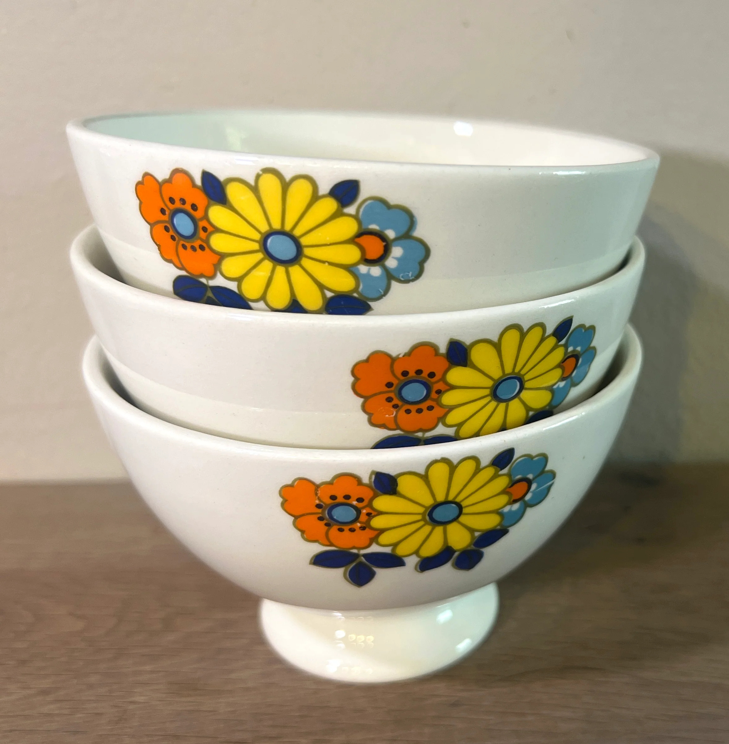 Spoelkom / Kom – ongemerkt maar Boch – gedecoreerd met oranje/gele/blauwe bloemen