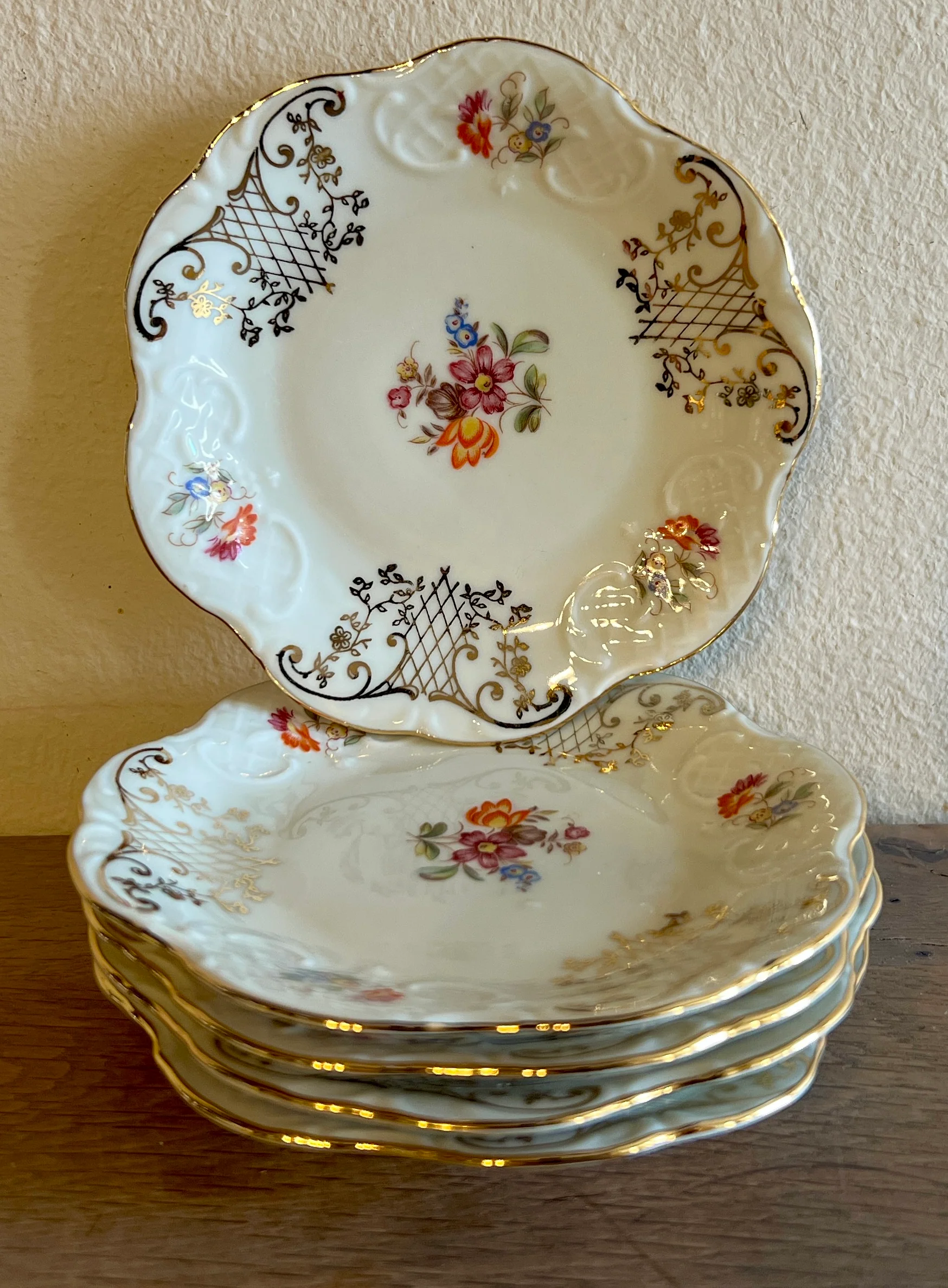 Petit-Four schaaltjes – set van 5 stuks – Winterling Bavaria (Duitsland) – decor met gekleurde bloemetjes en goudkleurige figuren