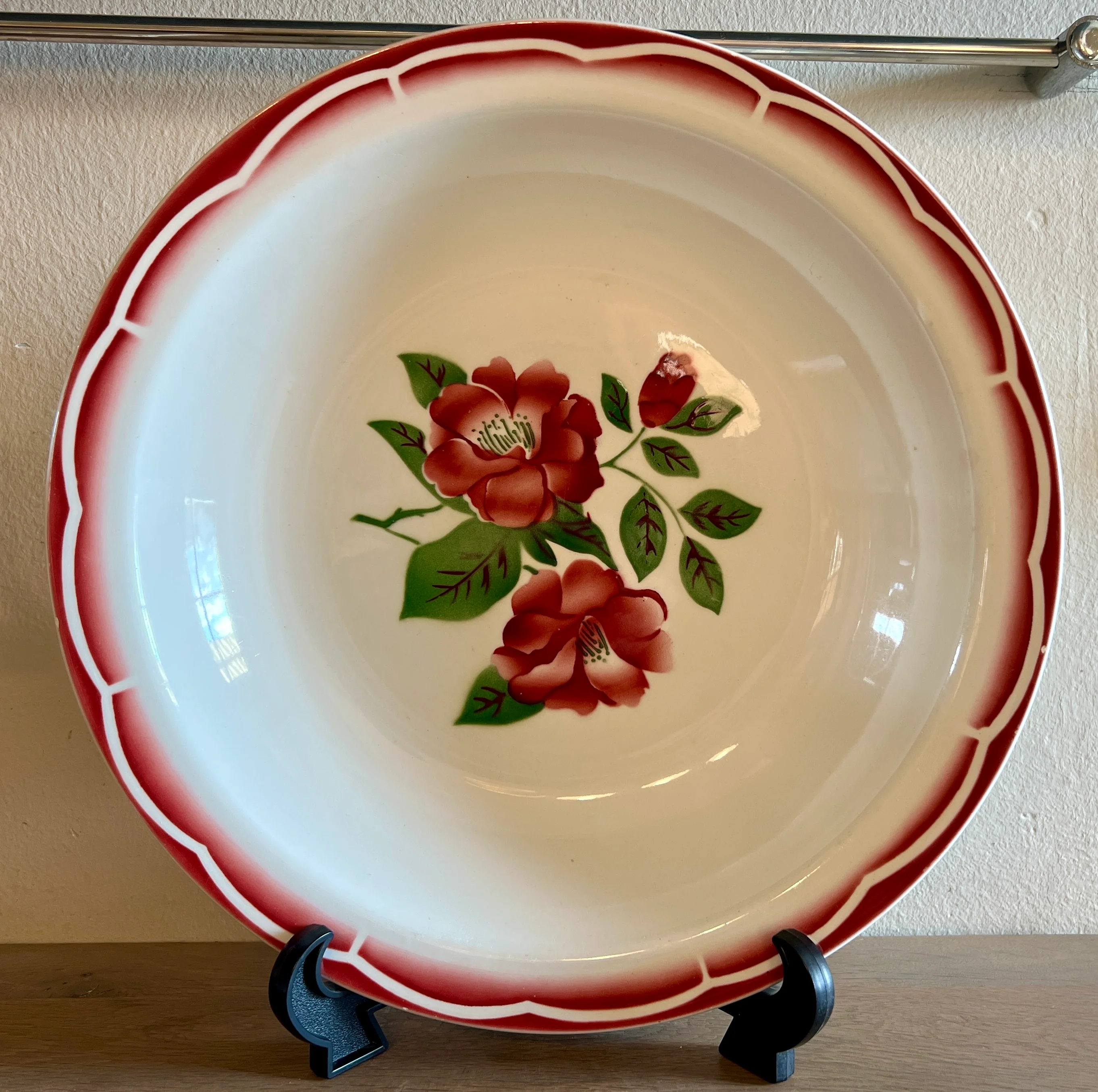 Saladeschaal / Aardappelschaal – Digoin et Sarreguemines – decor EDEN uitgevoerd in groen met rode roos bodem