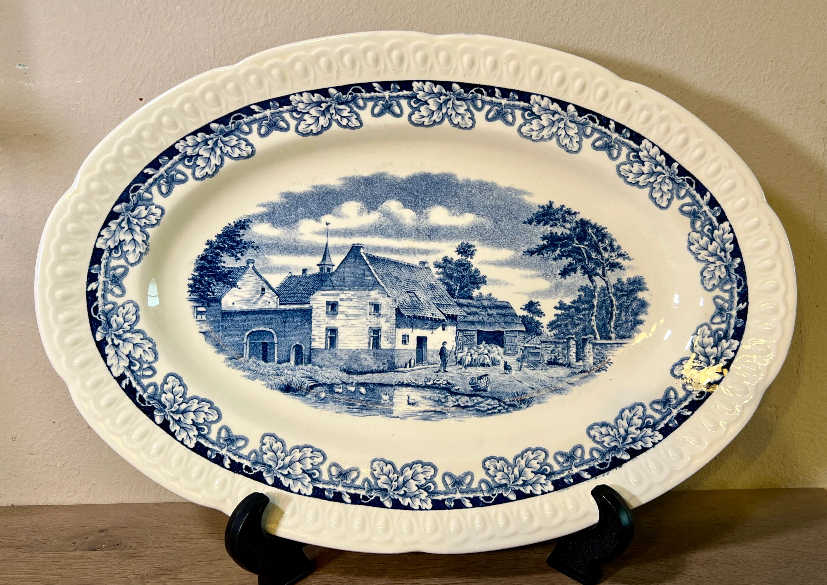 Schaal / Bord – groter, ovaal, model – Societe Ceramique Maestricht – decor BOERENHOEVE uitgevoerd in blauw