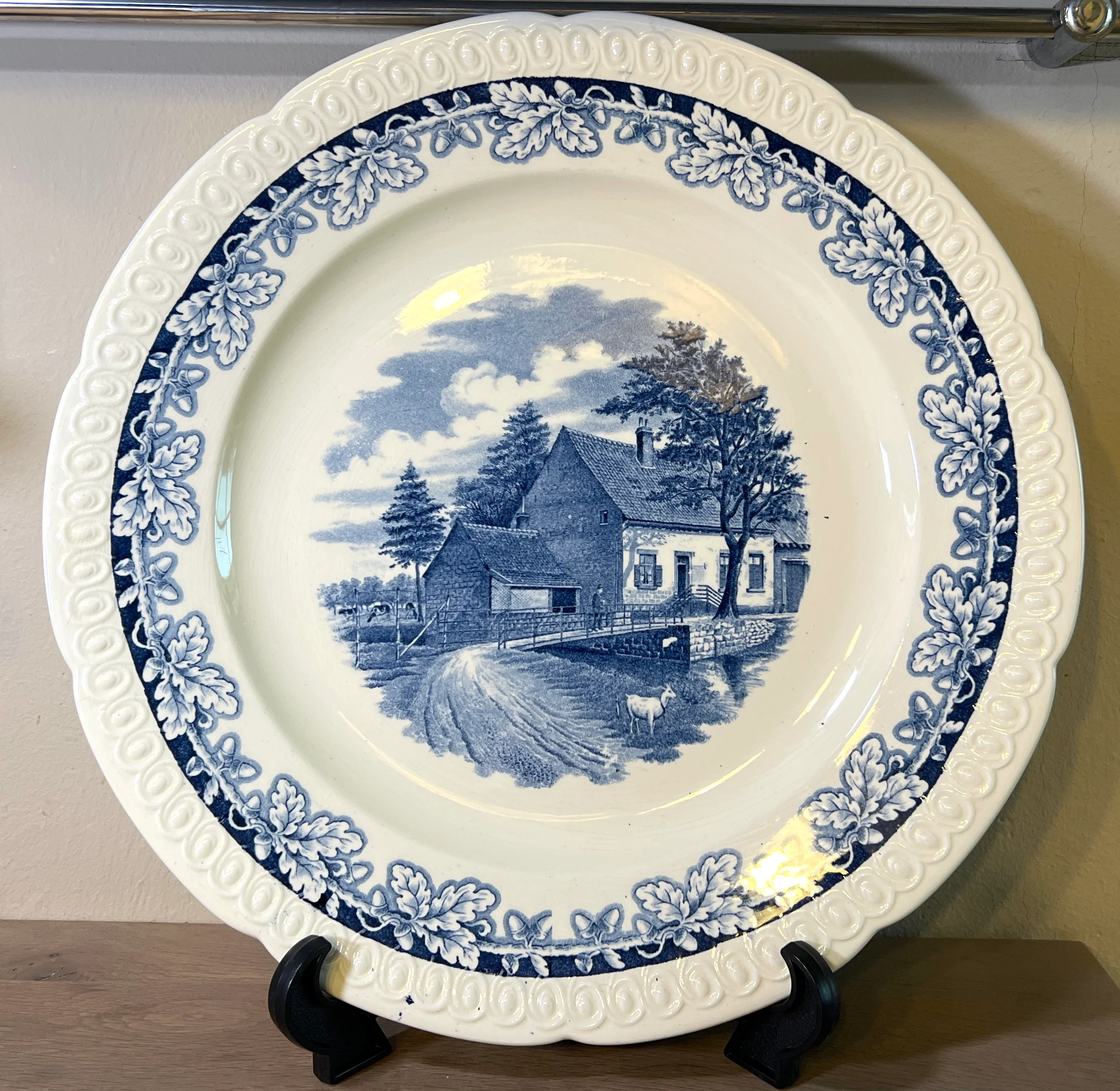 Schaal / Bord – groot, rond, model – Societe Ceramique Maestricht – decor BOERENHOEVE uitgevoerd in blauw