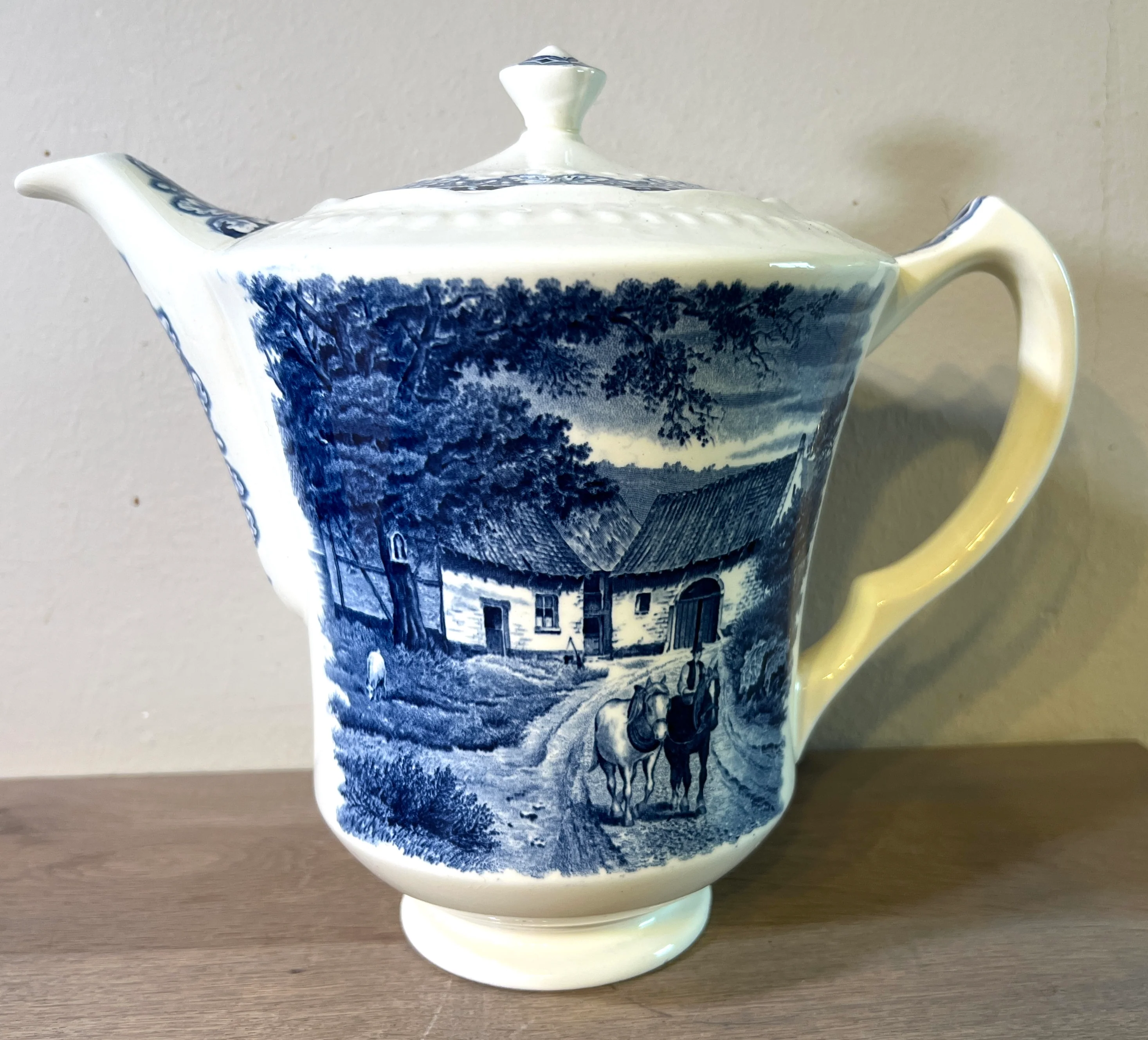 Koffiepot – Societe Ceramique Maestricht – decor BOERENHOEVE uitgevoerd in blauw