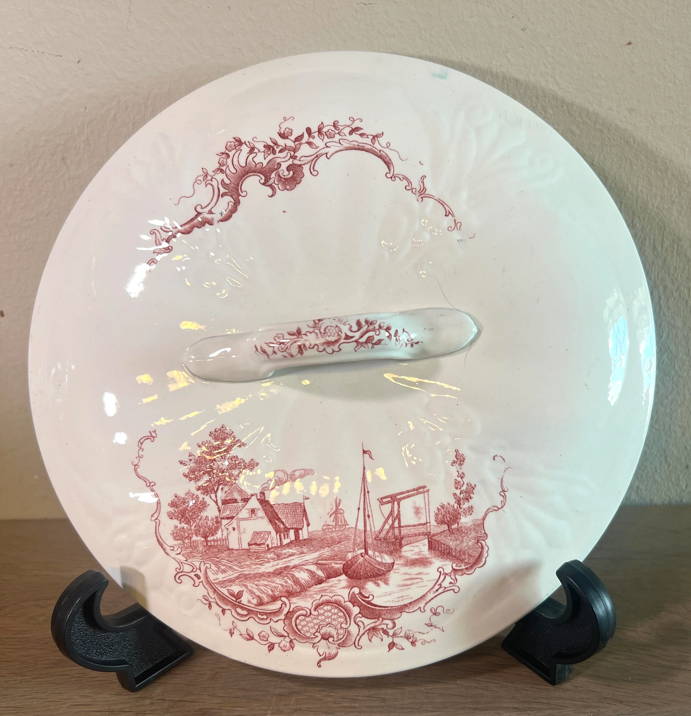 Deksel van een Kamerpot / Pispot – Boch – behorend bij decor LECZINSKA uitgevoerd in rood Deksel van een Kamerpot / Pispot – Boch – behorend bij decor LECZINSKA uitgevoerd in rood