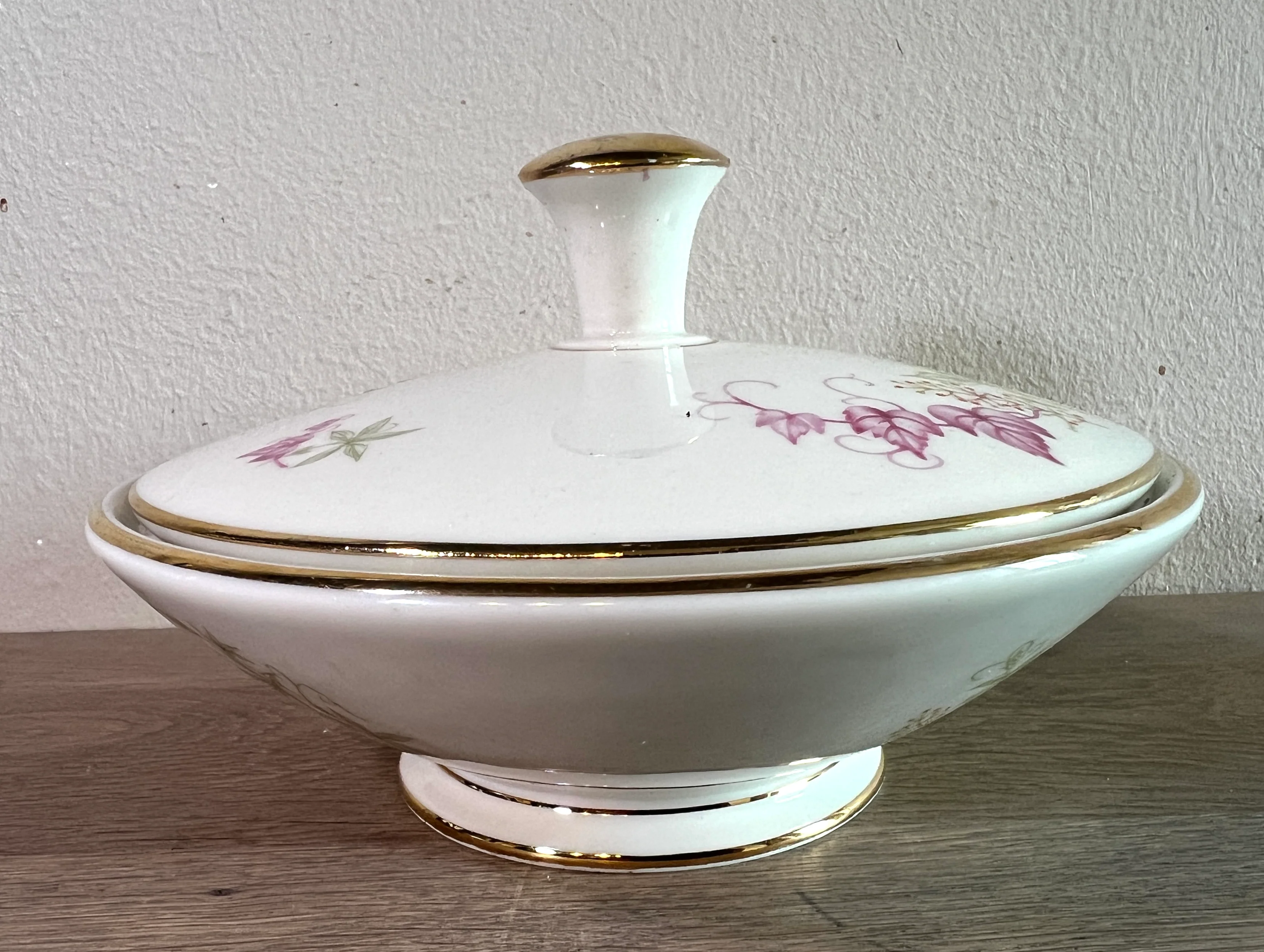 Bonbonschaal – Bavaria Duitsland – decor met roze en groene bladeren en goudkleur accenten/randen