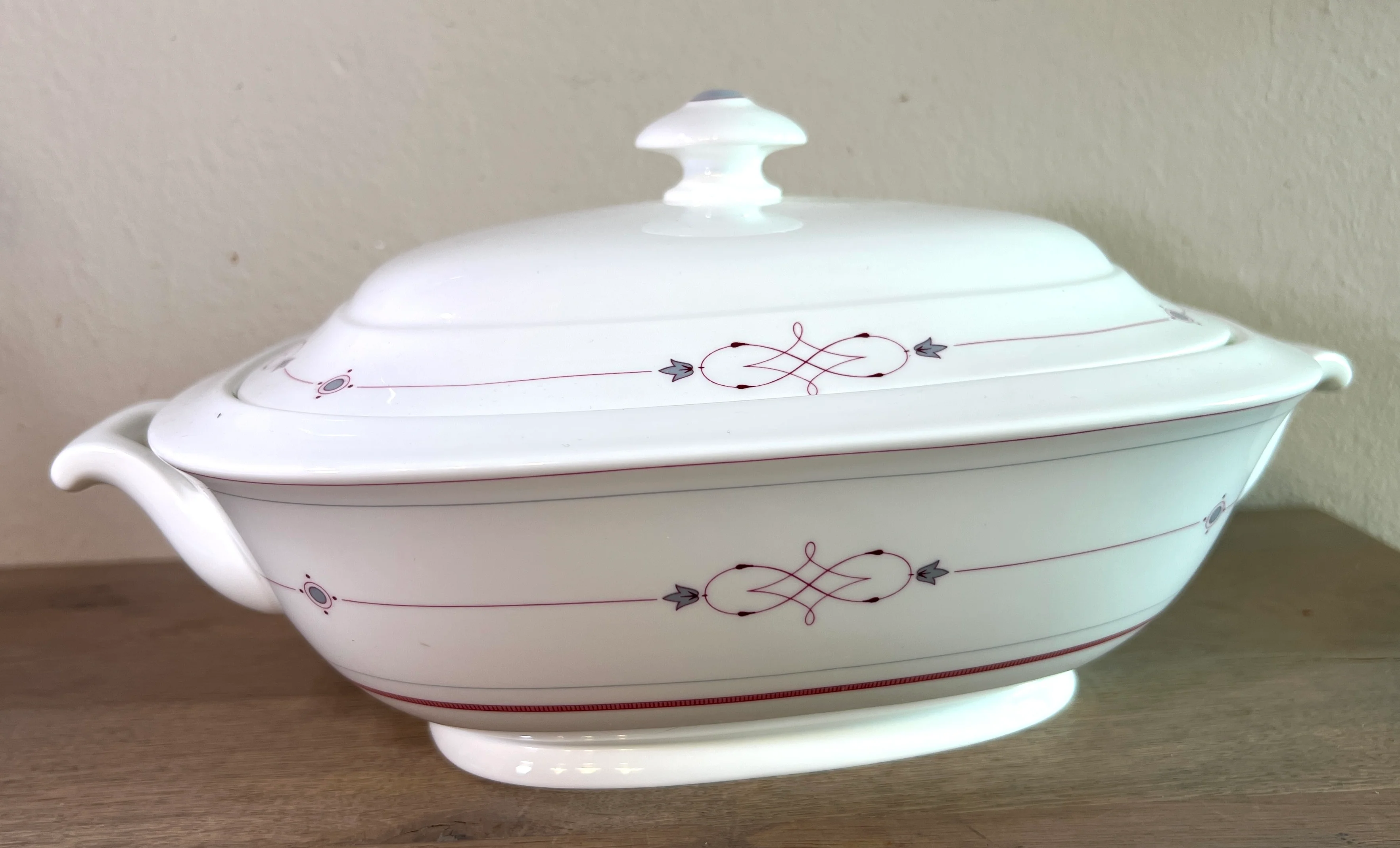 Dekschaal / Terrine – met deksel – Villeroy & Boch – porselein servies gemaakt tussen 1980 en 2005 – décor ARAGON in gestileerd rood/roze
