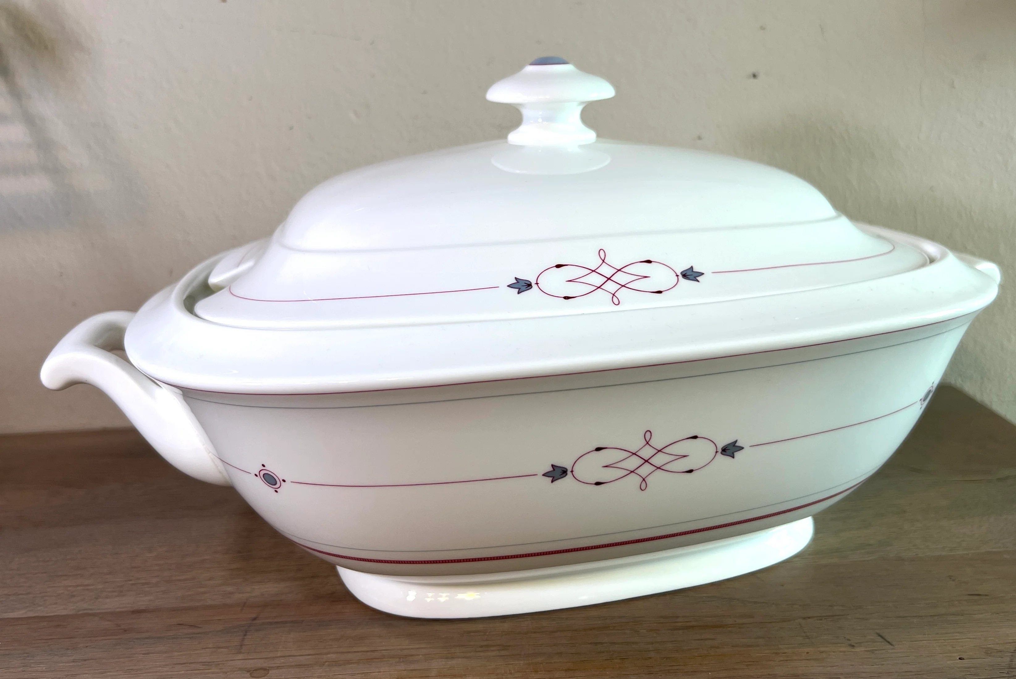 Soepterrine / Terrine – met deksel – Villeroy & Boch – porselein servies gemaakt tussen 1980 en 2005 – décor ARAGON in gestileerd rood/roze