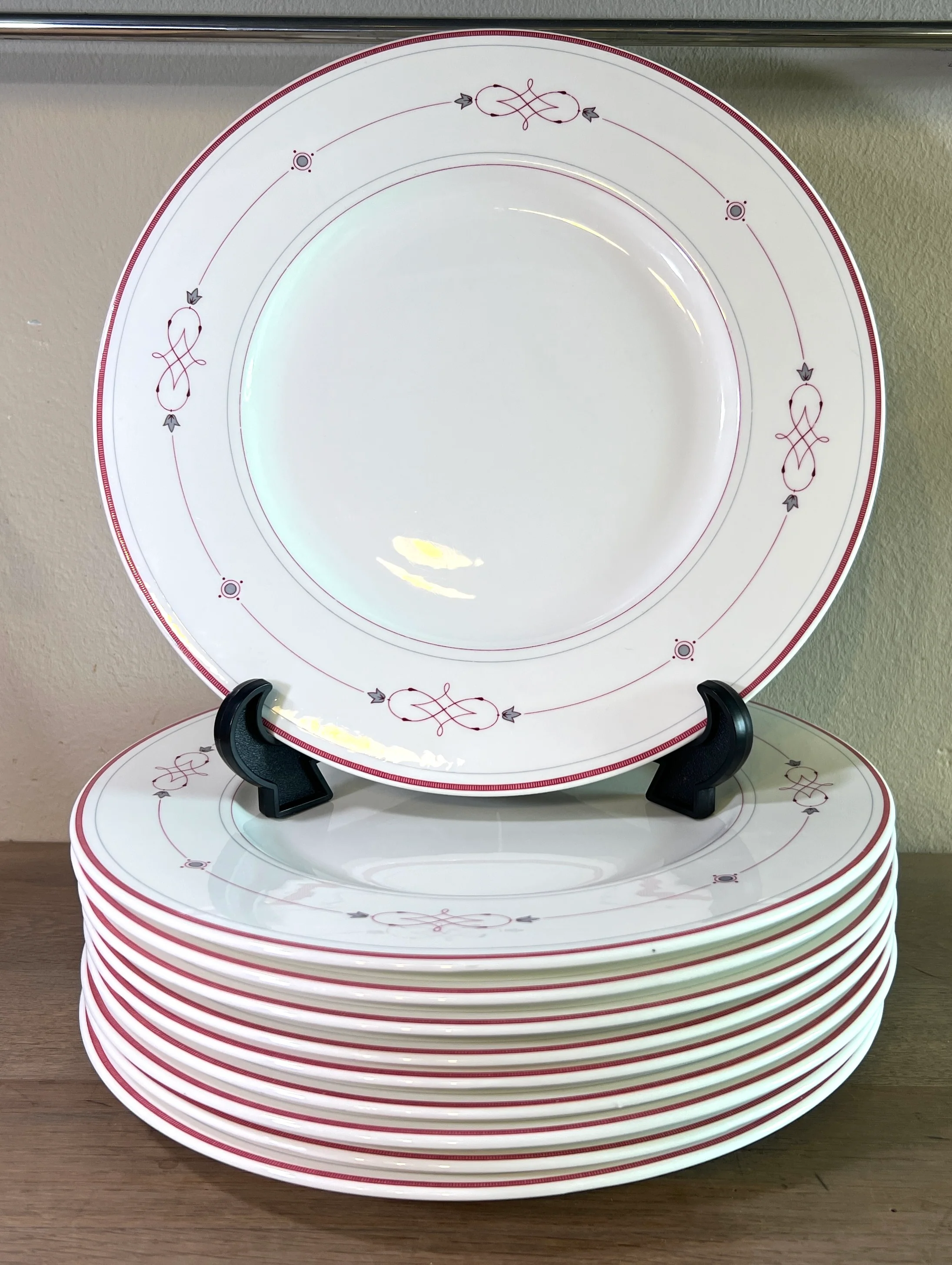 Dinerbord – groter model – Villeroy & Boch/Heinrich – porselein servies gemaakt tussen 1980 en 2005 – décor ARAGON in gestileerd rood/roze