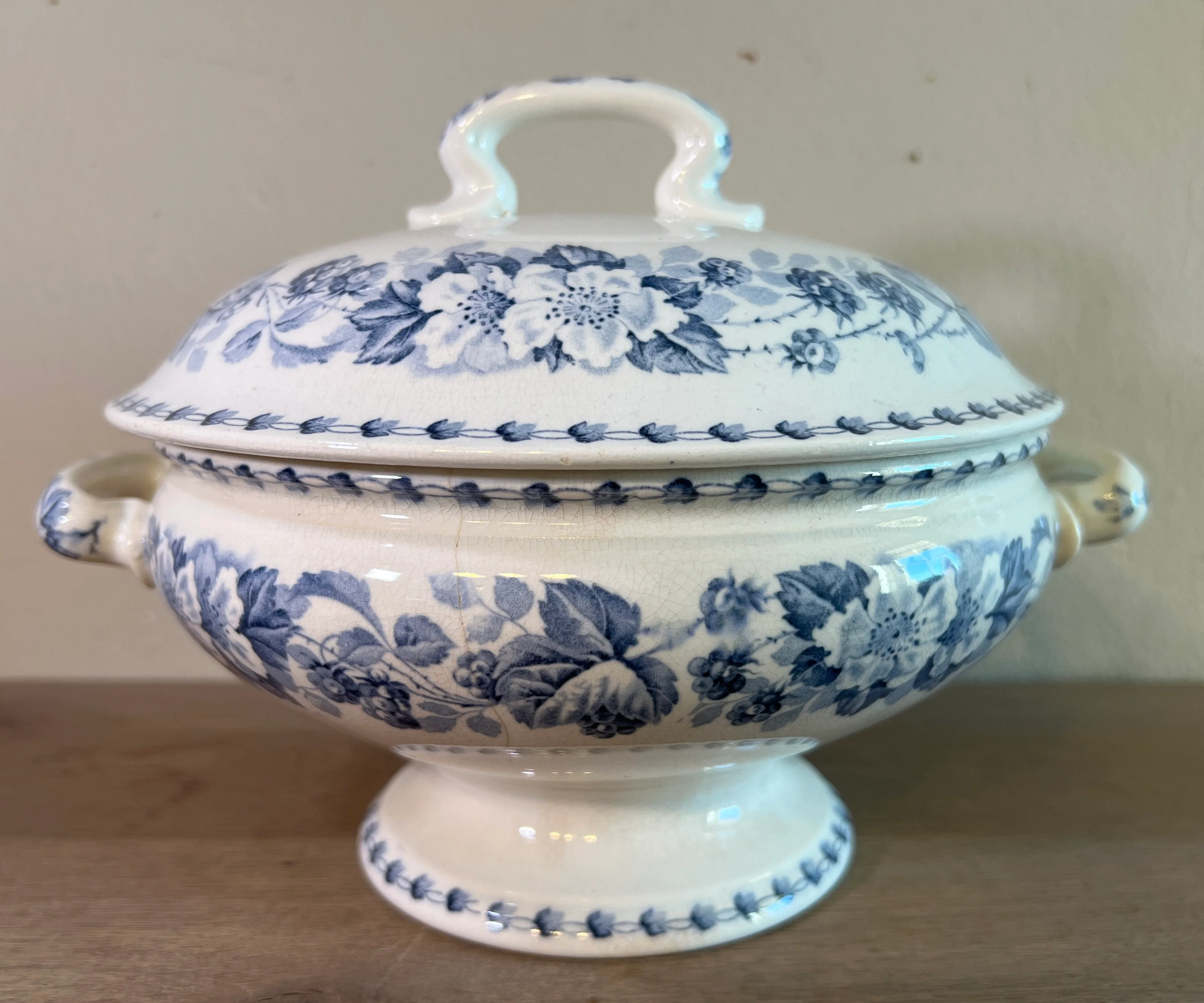 Dekschaal / Terrine – klein model – Societe Ceramique Maestricht – decor MURES uitgevoerd in lichtblauw/oud-blauw