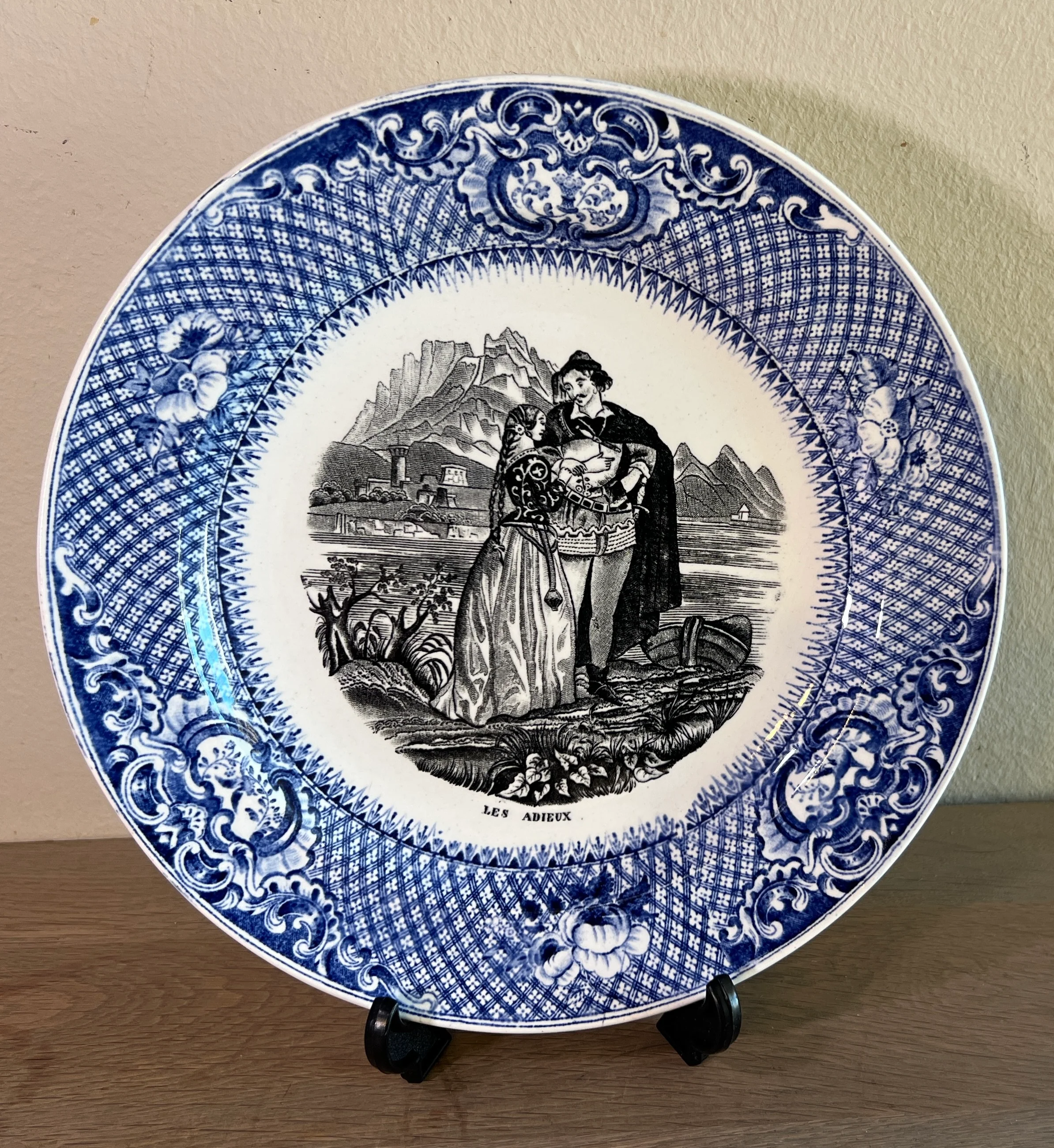 Sierbord / Dessertbord – J.B. Cappellemans ainé Jemmapes – decor SUJETS CHAMPĒTRE ‘les Adieux’ in zwart/wit met blauw/witte rand